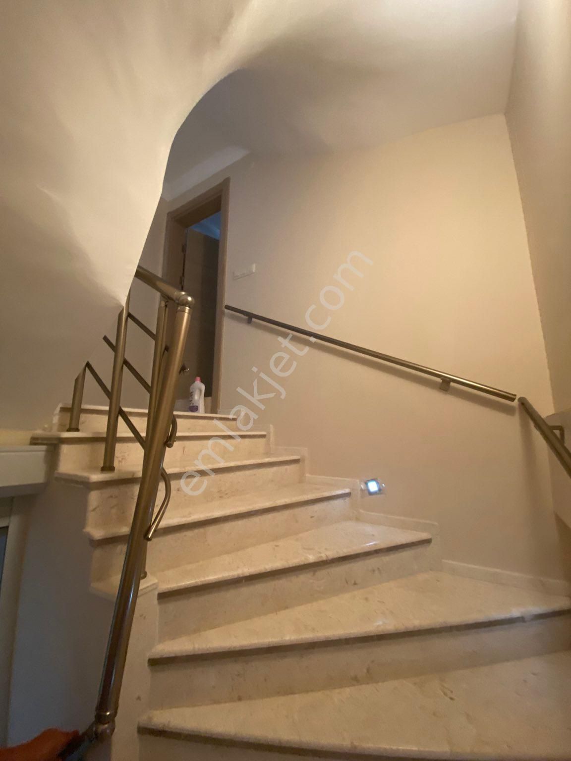 Dikili Güven Emlak’tan Cumhuriyet Mahallesinde Denize Yakın Acil Satılık 4+1 Villa - Görsel 19