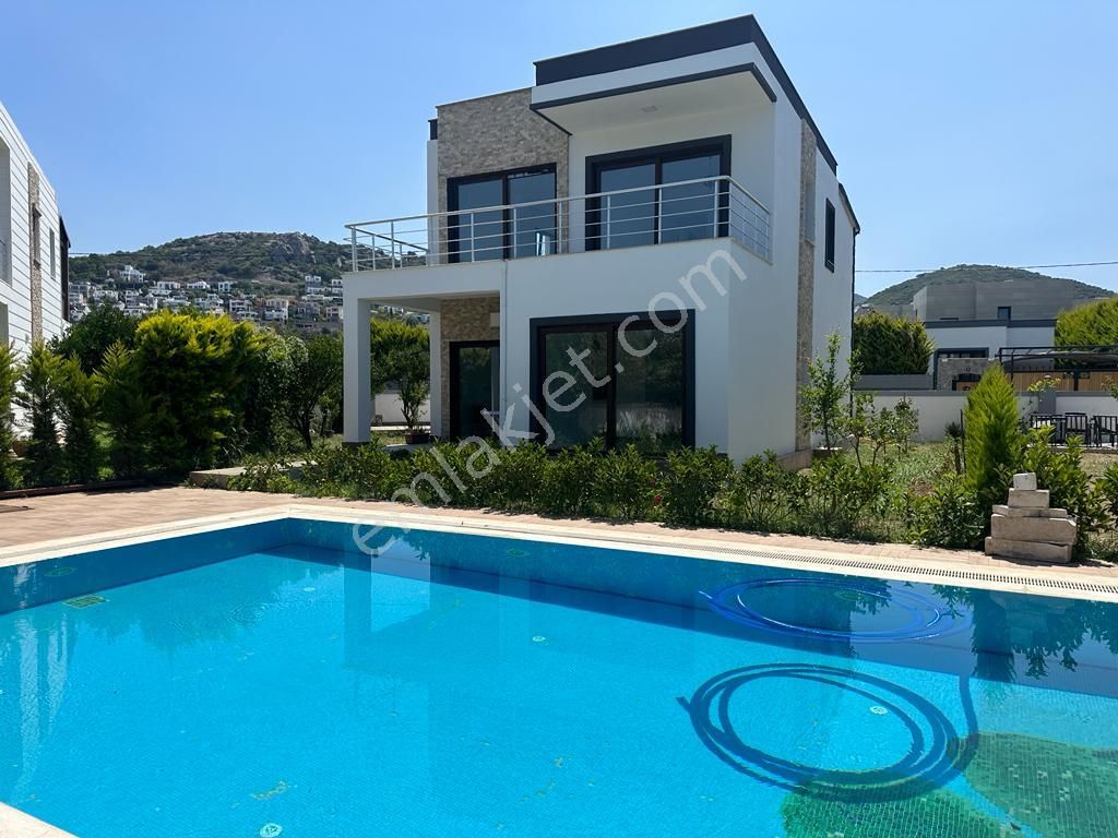 Bodrum Yalıkavak Satılık Villa  Yalıkavak Merkezde Denize 300M Mesafede Dubleks Villa SB383