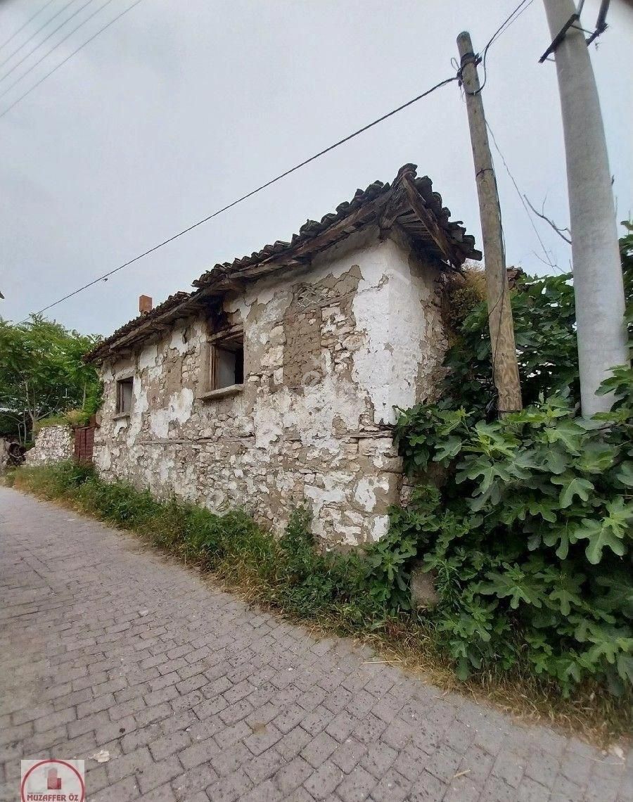 Balıkesir Bigadiç Çağış Mahallesi Avlulu Kargir Ev Ve Arsası 1 Oda 1salon 65 M2 Brüt Alan Satılıktır