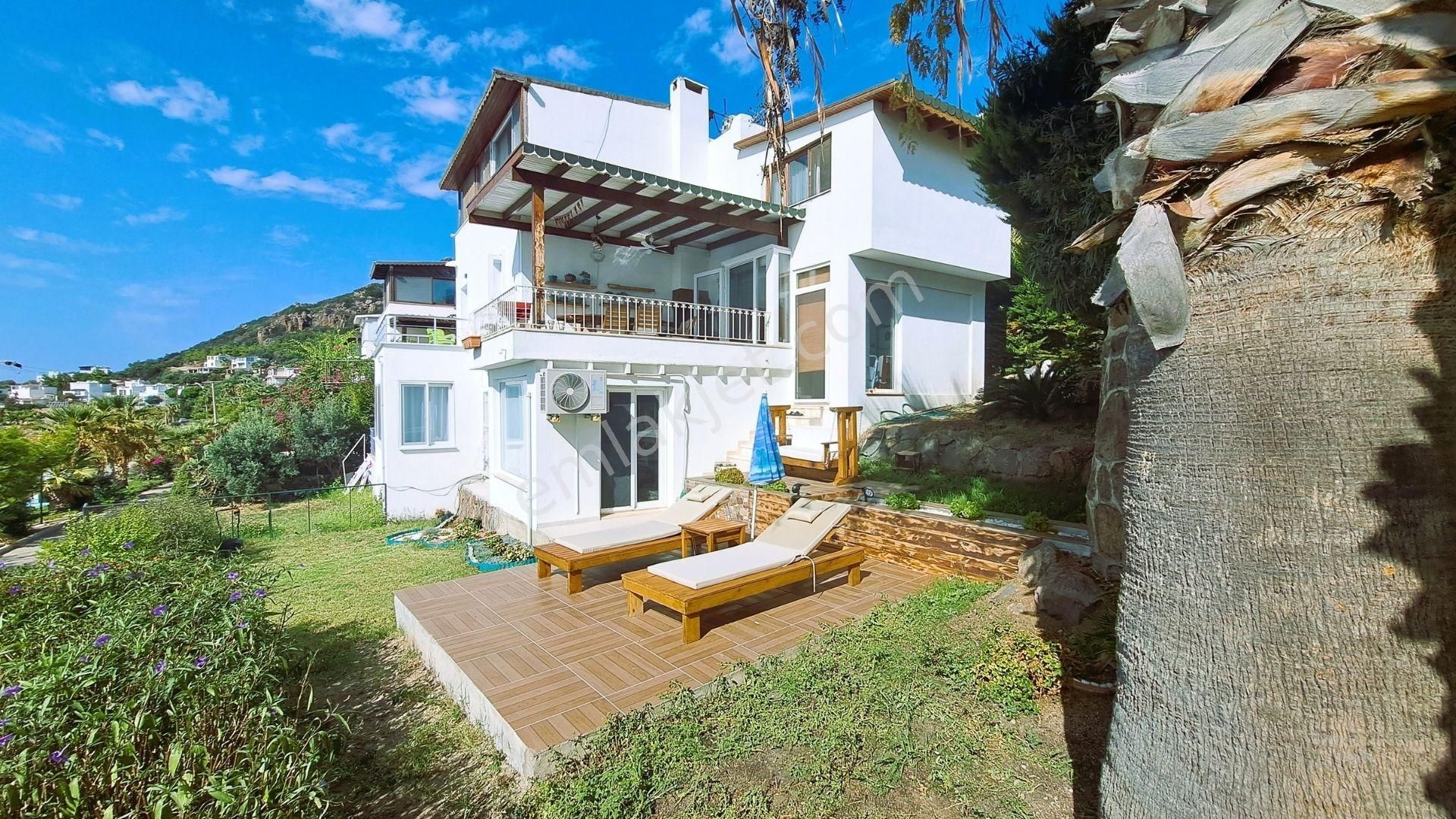 Bodrum Gündoğan Satılık Daire  Bodrum, Gündoğan' da Özel Plajlı Site İçerisinde Havuzlu, Bahçeli 3+1 Satılık Tripleks Villa