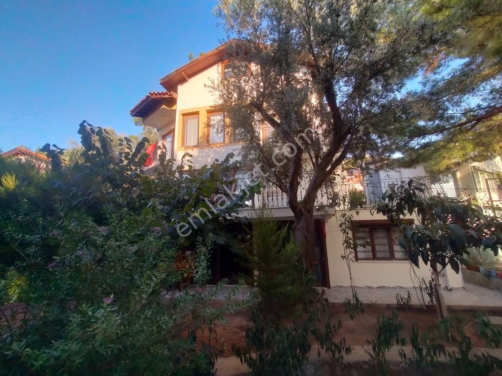 Urla Kalabak Satılık Villa Kw Murat Taştan'dan ,Güvenlikli Sitede ,Çam Ağaçları İçinde