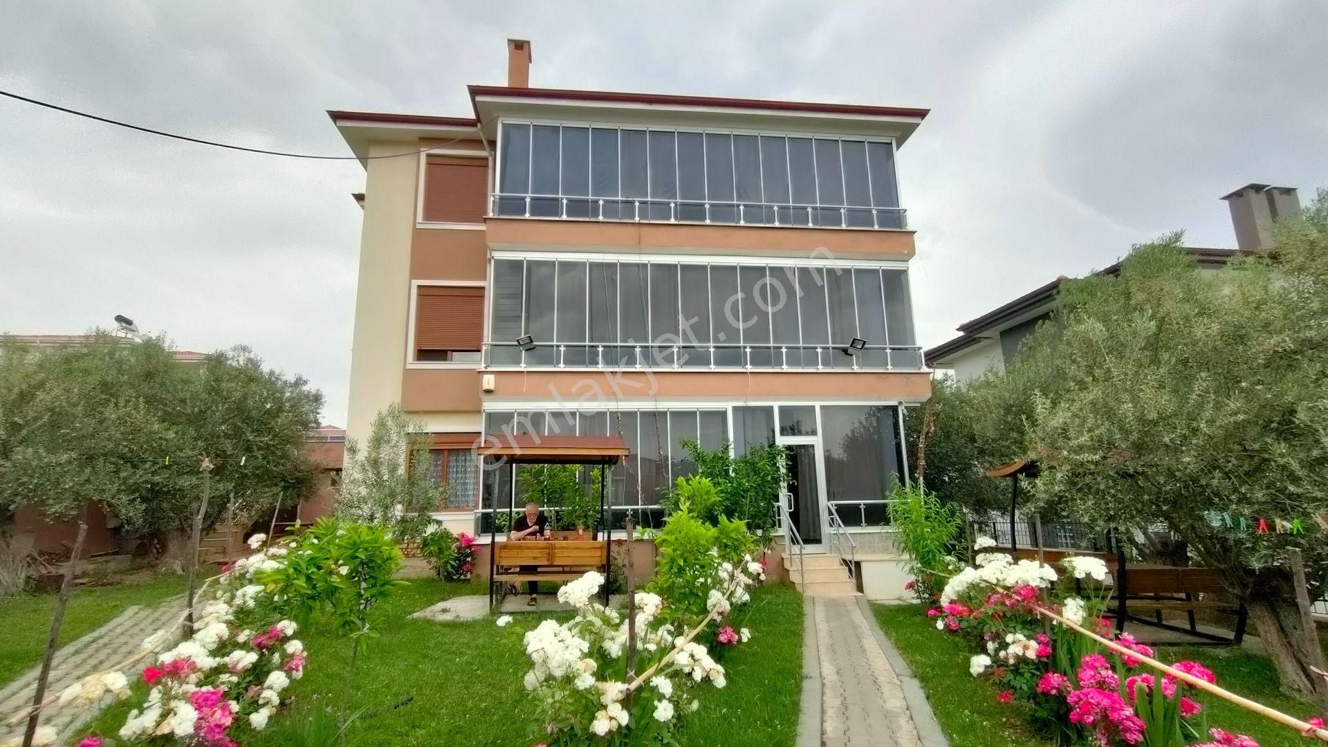 Edremit Narlı Satılık Villa  EMLAK MERASI'NDAN NARLI'DA ULTRA LÜX 3 KATLI MÜSTAKİL VİLLA