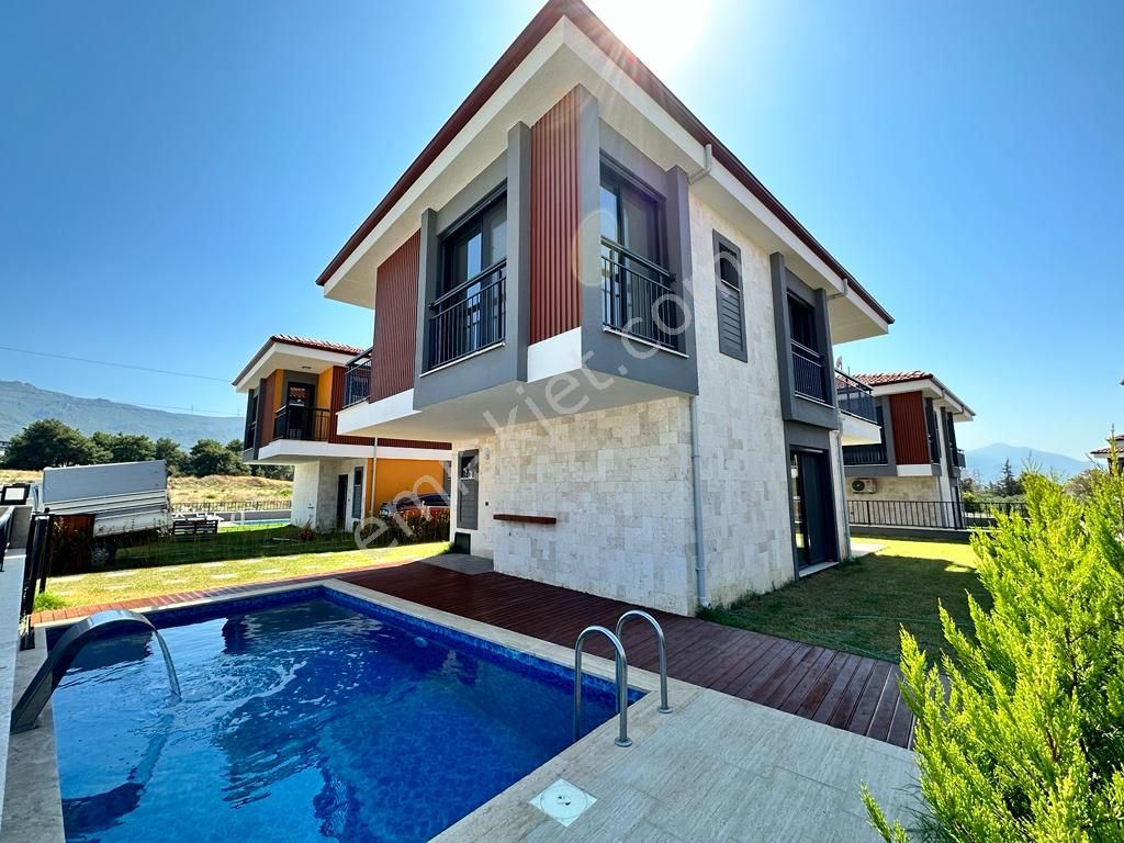 Kuşadası Davutlar Satılık Villa Realty World'den Satılık Müstakil, Özel Havuzlu, 3+1 Villalar