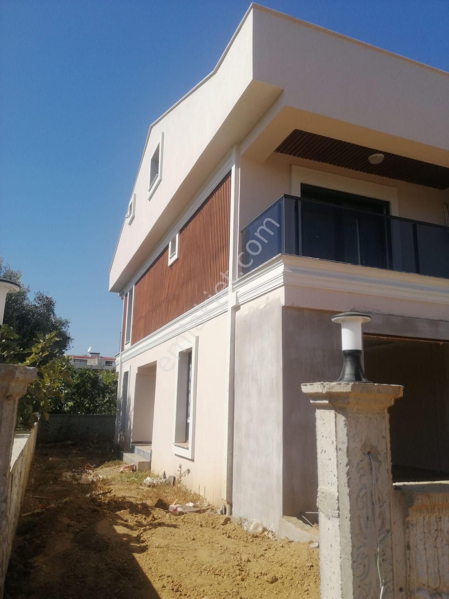 Menderes Mithatpaşa Satılık Villa  Menderes Turyap'tan Mithatpaşa Mh.4+1Satılık Sıfır Triplex Villa