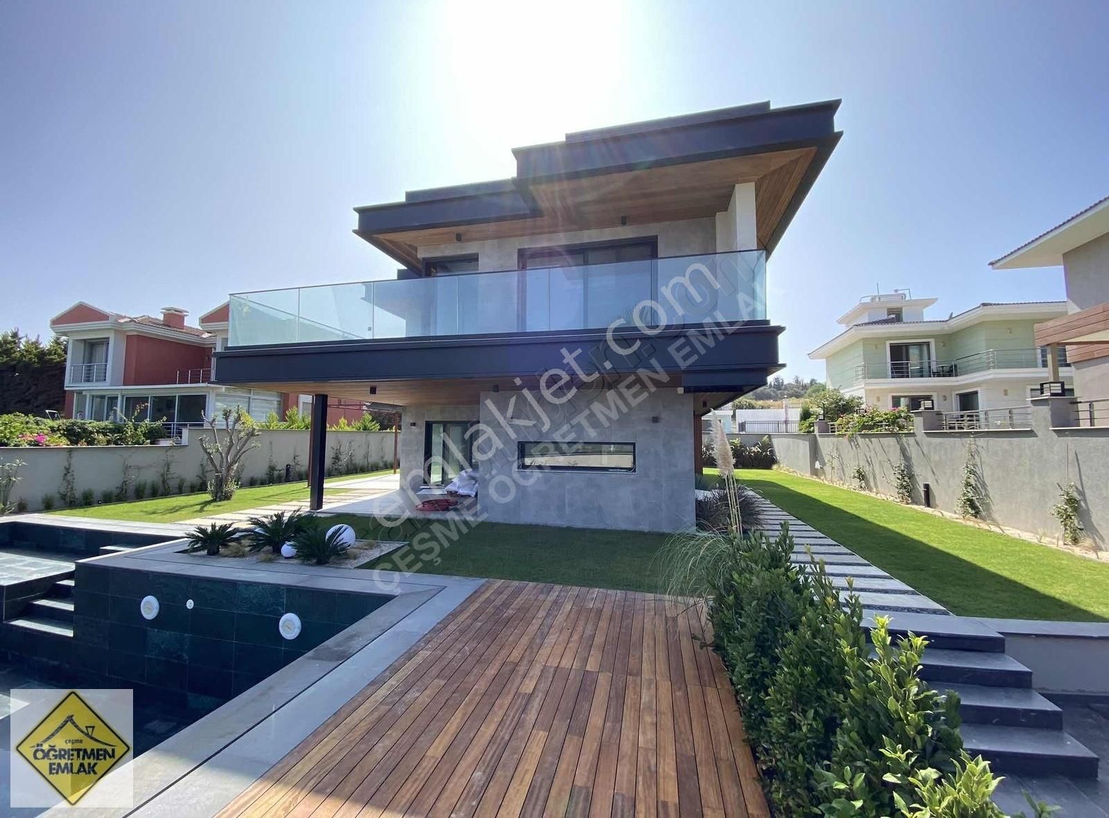 Çeşme Dalyan Satılık Villa Çeşme Dalyan da Full Manzaralı Denizin Yanı Başında Lüks Villa