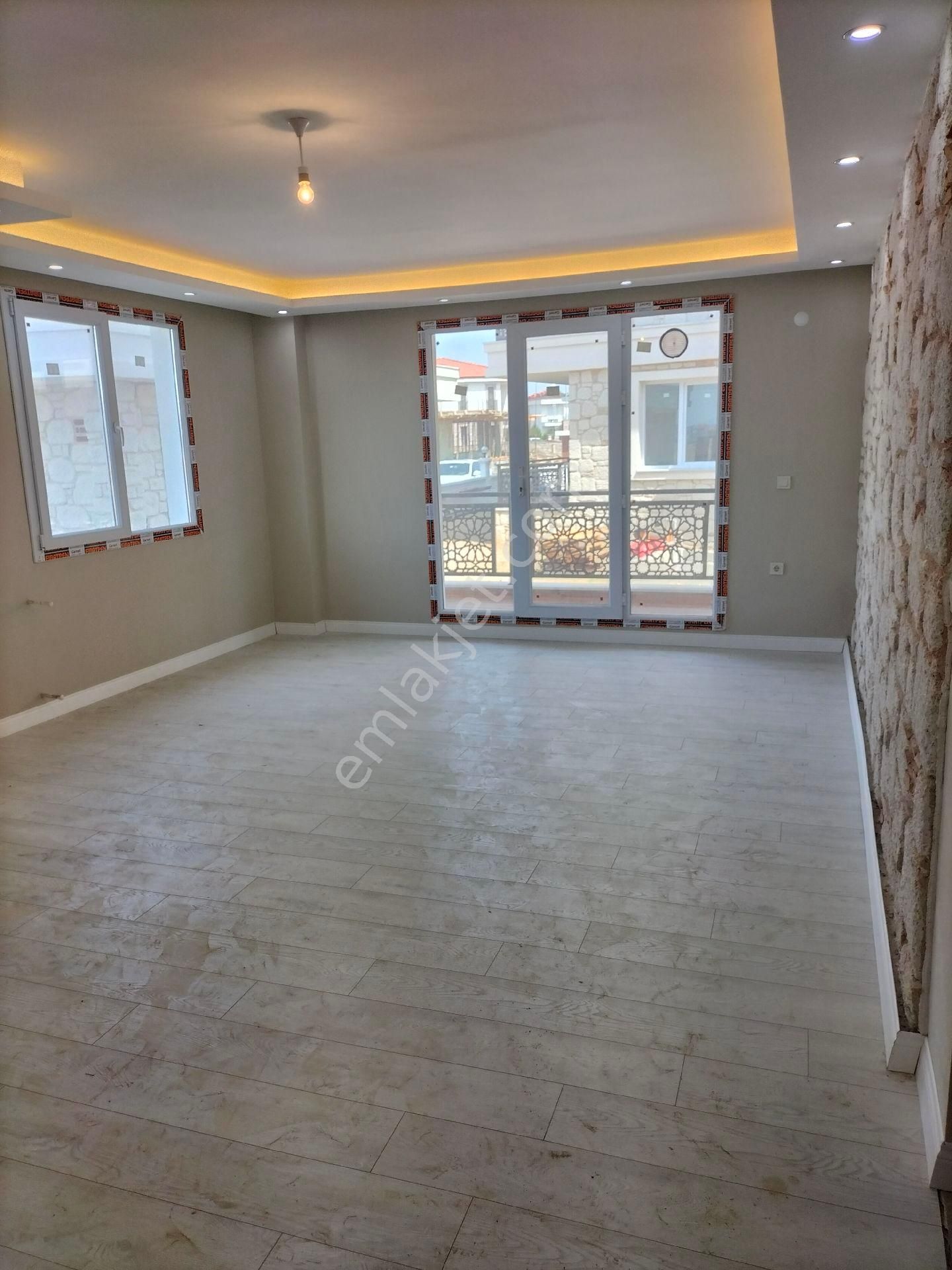 Taş Emlak'tan Havuzlu Sitede Satılık Daire - Görsel 2