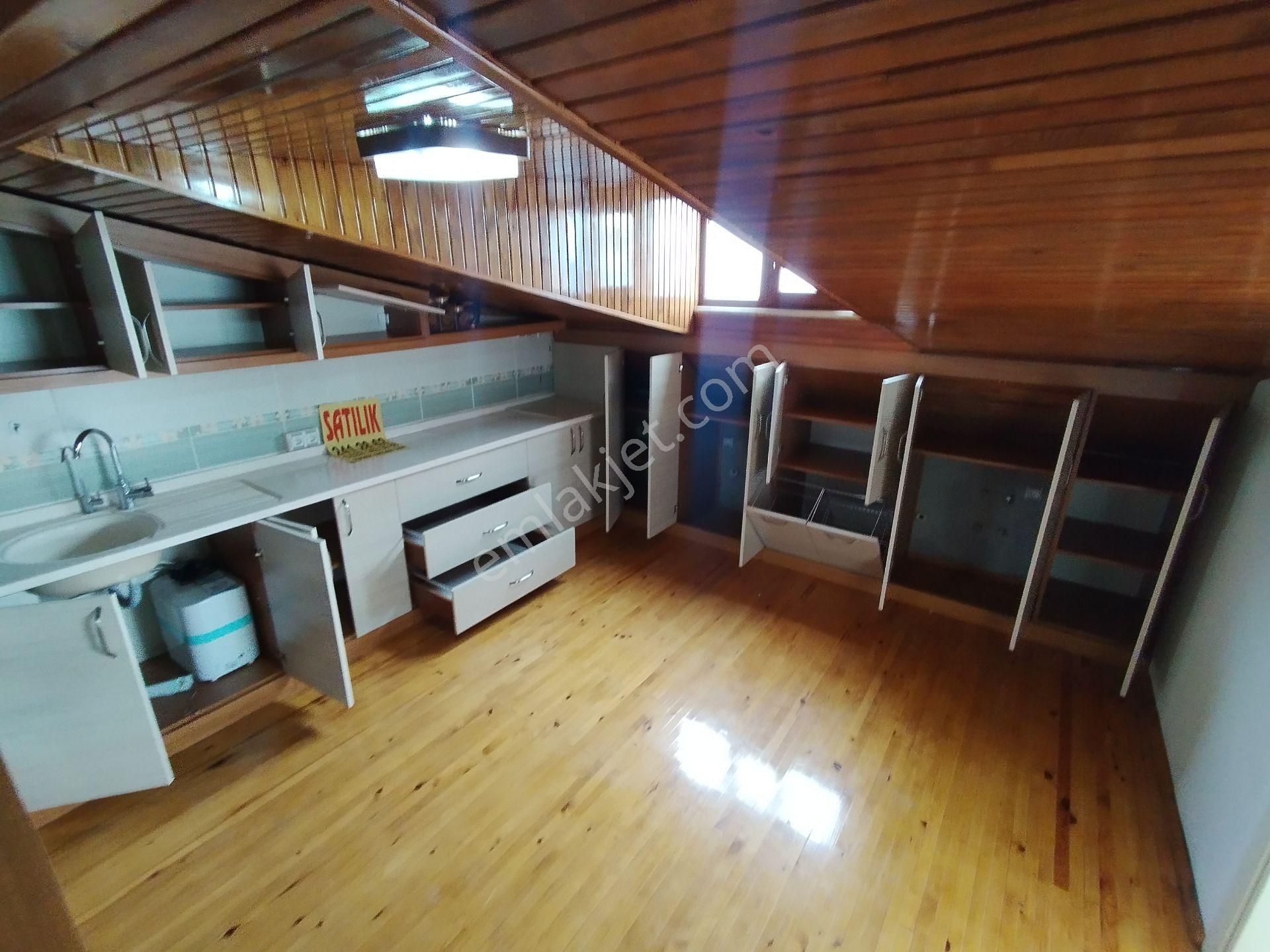 Denizli/bağbaşı Mah. Özenle Yapılmış Ahşap Yapılı Lüx Bireysel Kombili Çatı Katı - Görsel 12