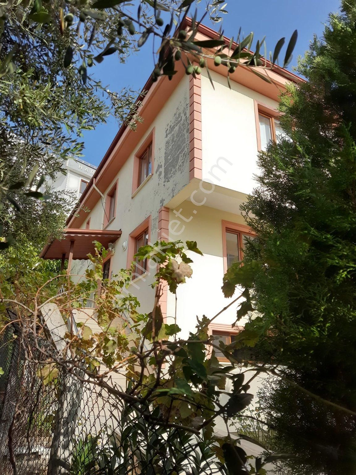 Armutlu Bayır Satılık Villa 300 metrekare 3 katlı süper villa eşyalı
