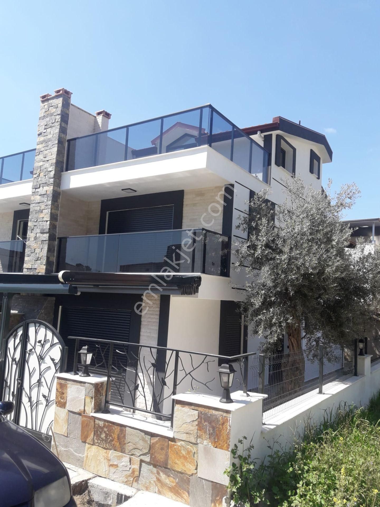 Kuşadası Kadınlar Denizi Satılık Villa  KADINLAR DENİZİ'NDE SAHİLE YÜRÜME MESAFESİNDE 4+1 VİLLA..