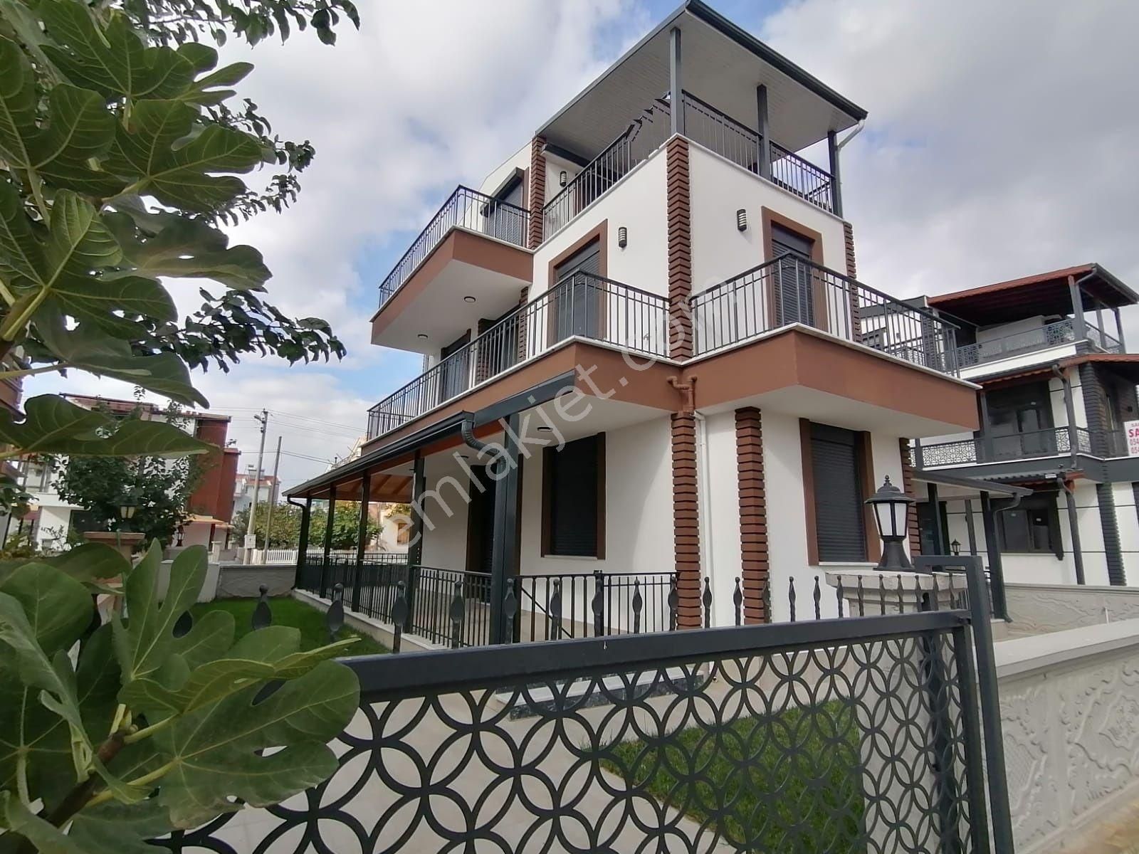 Ayvalık Altınova Satılık Villa  AYVALIK ALTINOVA’DA MÜSTAKİL BAHÇELİ SIFIR TRİPLEKS VİLLA