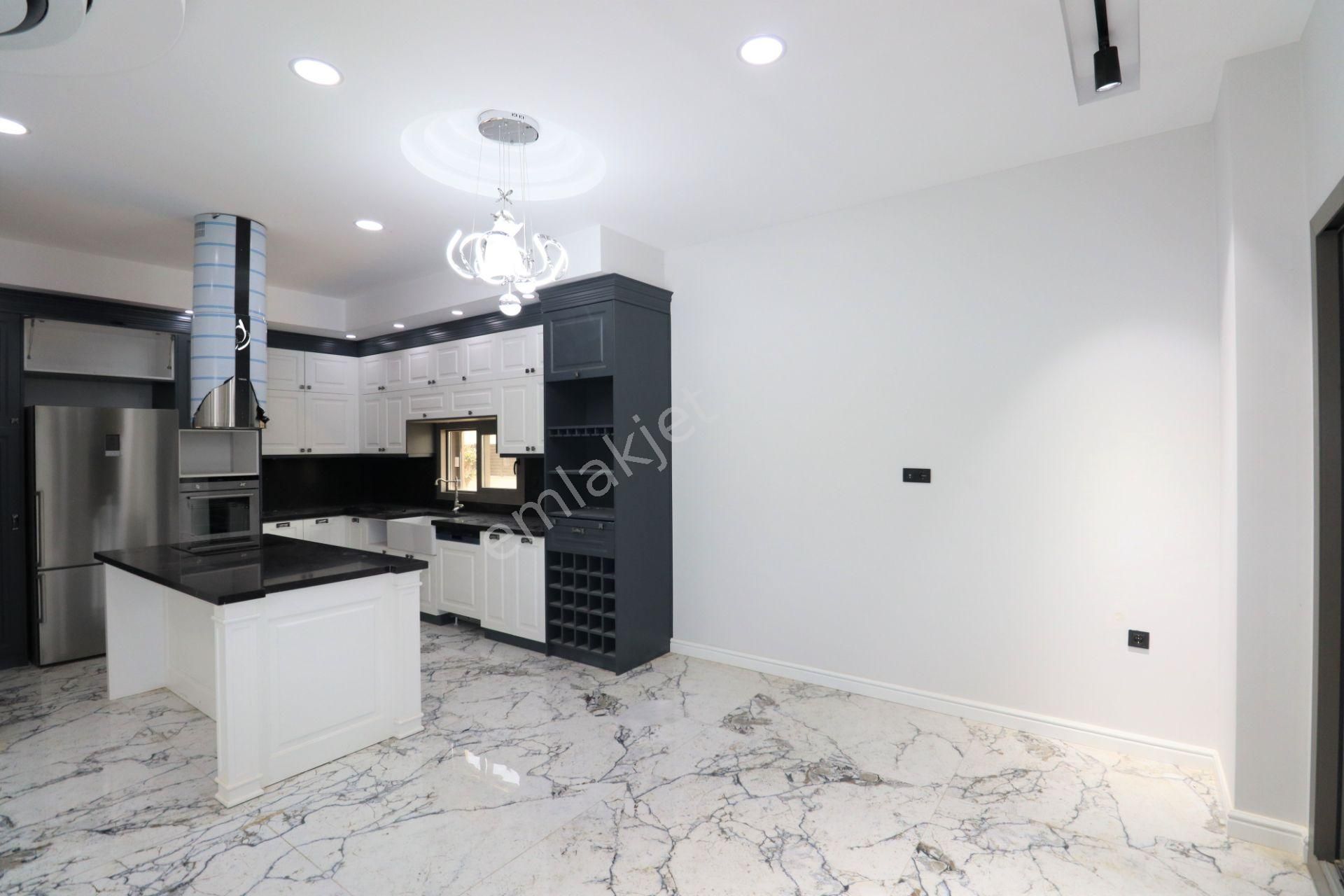 Altınoluk'ta 660 M2 Arsa İçinde Özel Havuzlu Villa - Görsel 11