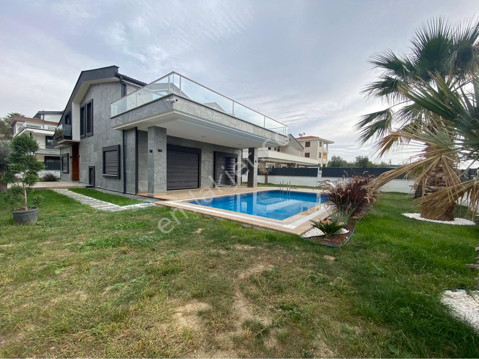 Edremit Altınoluk Satılık Villa Güçlü Kardeşler 650m2 Arsa İçinde 5+1 Özel Villa