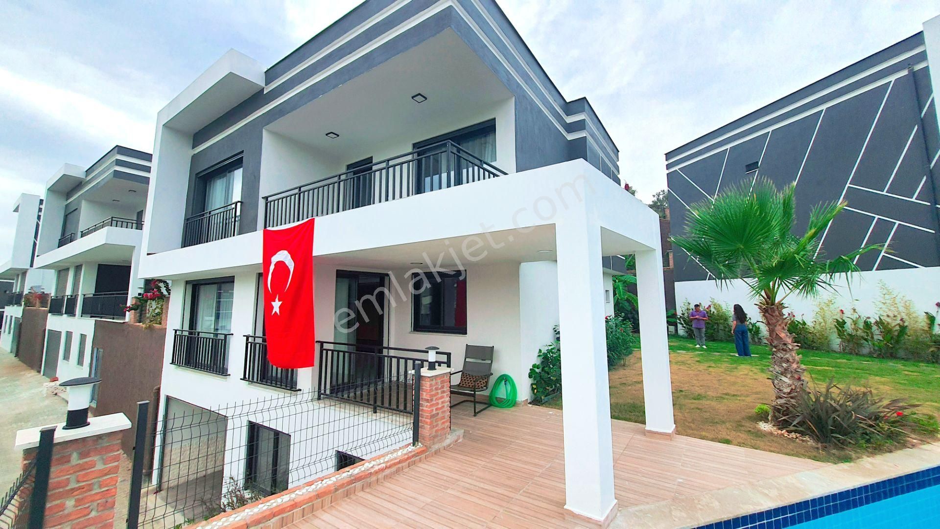 Kuşadası Karaova Satılık Villa Realty World Rs Karaova'da Tripleks 5+1 Ozel Havuzlu Luks Villa