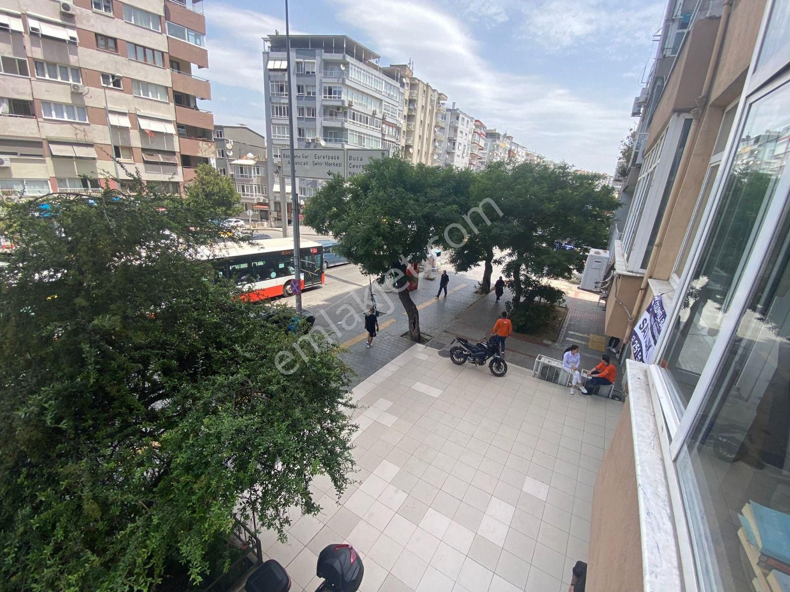 Karabağlar Bahçelievler Satılık Daire  İzmirspor Gökdelen'de Cadde Üstü Otoparklı 3+1 Daire