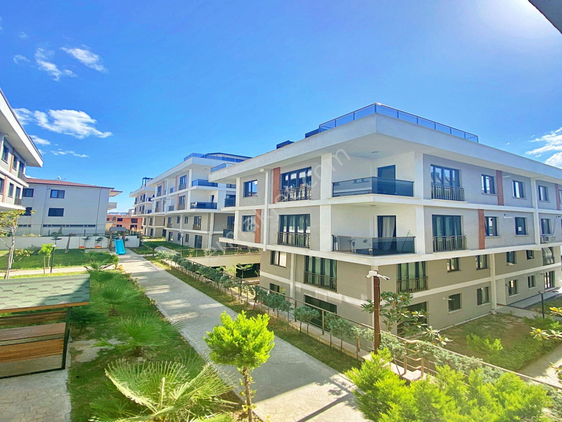 Beylikdüzü'nde Site İçi 2+1 Satılık Kısa Katlı Krediye Uygun Daire