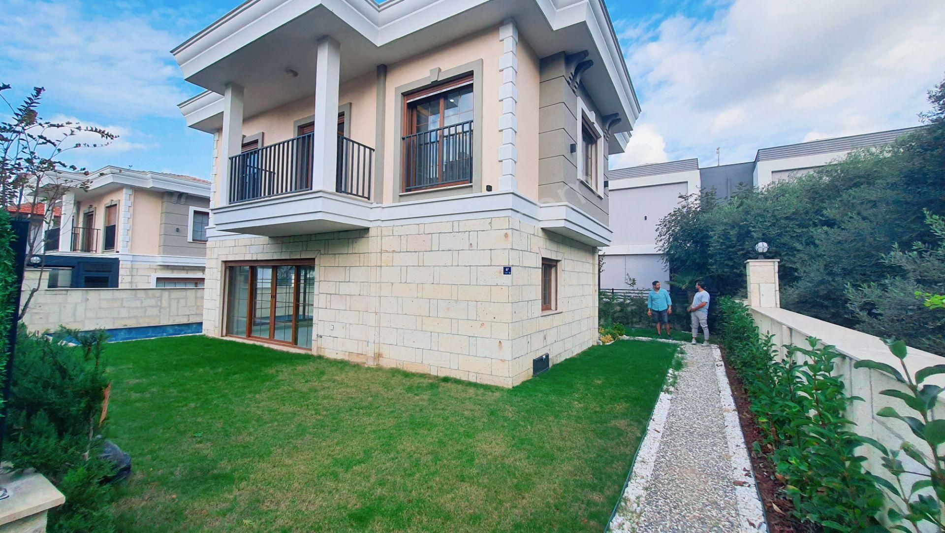 Kuşadası Güzelçamlı Satılık Villa  REALTY WORLD RS GÜZELÇAMLI'DA MERKEZDE ÖZEL HAVUZLU DENİZE YAKIN LÜKS VİLLA