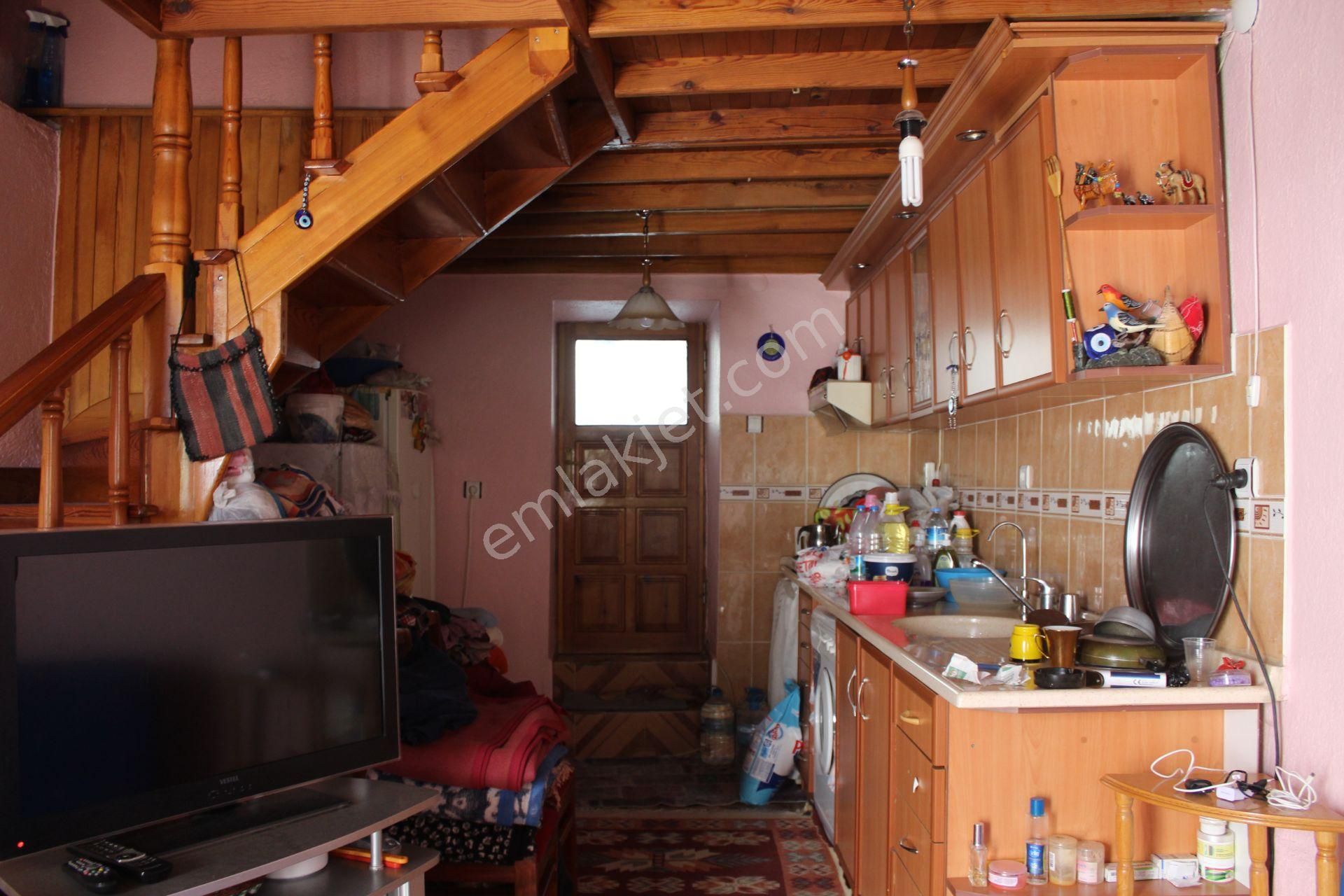 Ayvada'dan Ayvalık Merkez'de Avlulu 2 Katlı Taş Rum Evi - Görsel 6