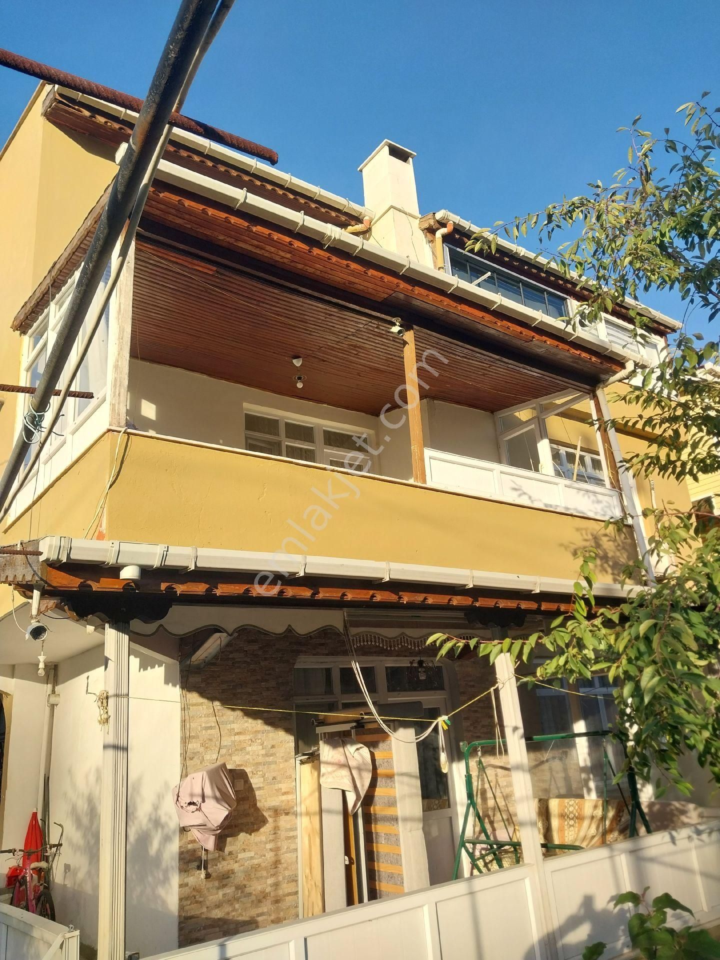Marmaraereğlisi Sultanköy Satılık Müstakil Ev sultanköyde satılık 310 metre içinde üç katlı ev her  katın ayrı girişleri vardır apartman tipidir 
