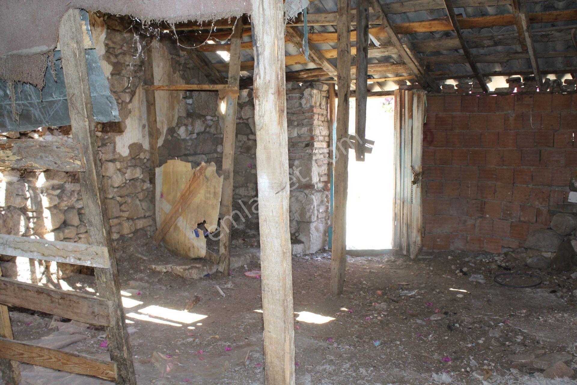 Ayvada'dan Ayvalık Merkez'de Tek Katlı Kagir Ev - Görsel 2