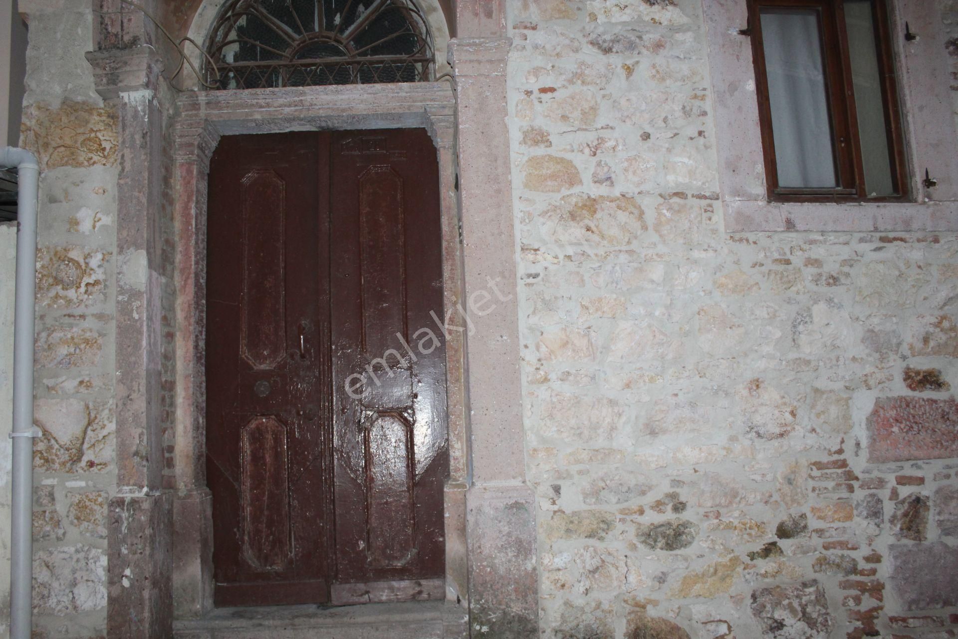 Ayvalık Zekibey Satılık Müstakil Ev  AYVADA'DAN ZEKİBEY DE MÜSTAKİL EMSALSİZ KÖŞE TAŞ RUM EVİ