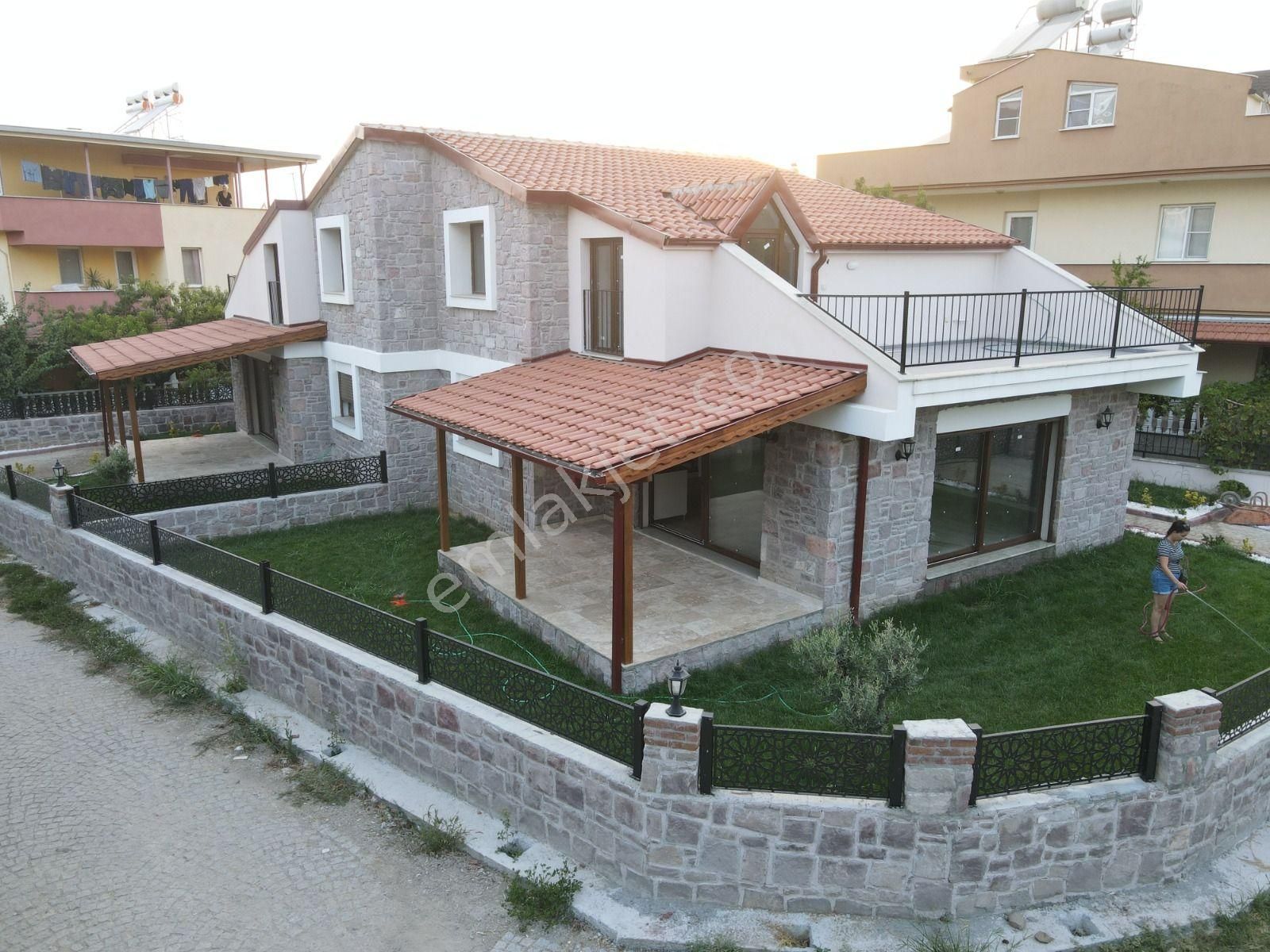 Dikili Kabakum Satılık Villa  DİKİLİ GÜVEN EMLAK’TAN KABAKUM MAHALLESİNDE DENİZE YAKIN ACİL SATILIK 3+1 VİLLA