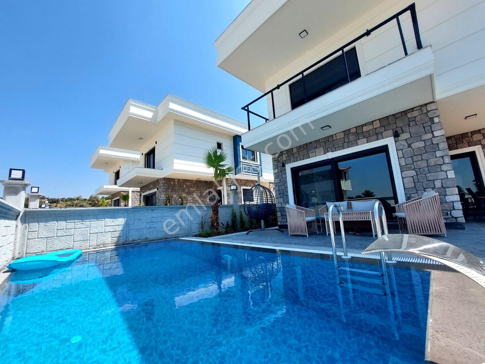 Kuşadası Davutlar Satılık Villa Ormanla İç İçe Özel Havuzlu 4+1 Müstakil