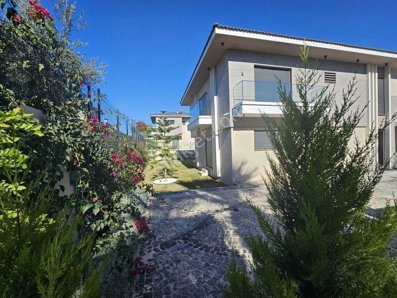İzmir Çeşme Dalyan Site İçinde Havuzlu Tripleks Müstakil Lüks Villa - Görsel 18