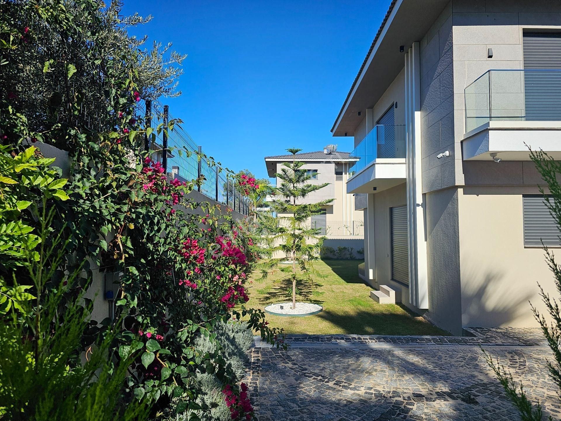 İzmir Çeşme Dalyan Site İçinde Havuzlu Tripleks Müstakil Lüks Villa - Görsel 9