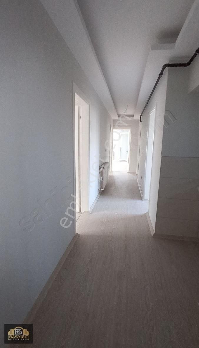 Akhisar Efendi Satılık Daire Efendi Mah.NurCami Yakını 3+1.130m2 Otoparklı Daire