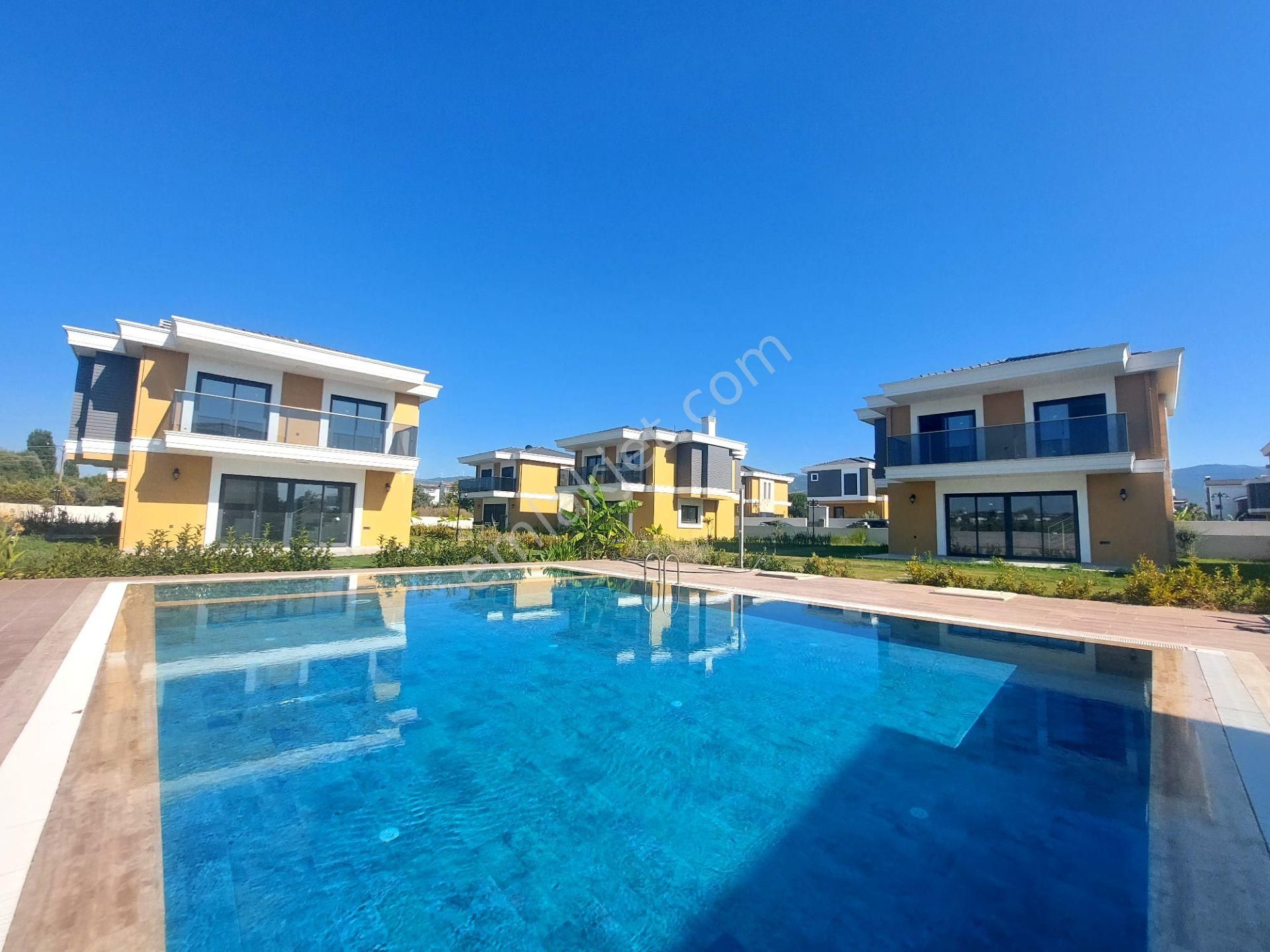Kuşadası Davutlar Satılık Villa  Kuşadası'nda Denize Yakın Havuzlu Sitede Satılık Müstakil Villa