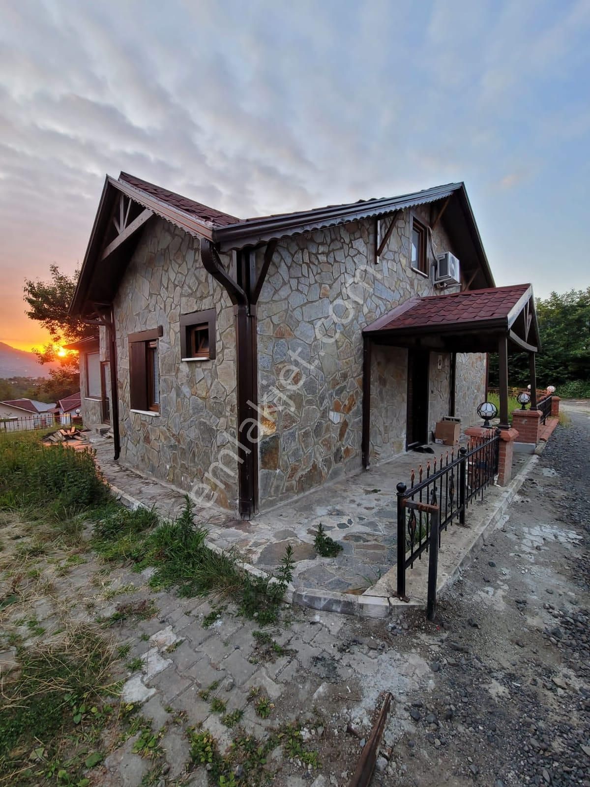 Ortahisar Dolaylı Satılık Villa Panoramik Manzaralı Doğanın İçinde Bir Villa Sizleri Bekliyor