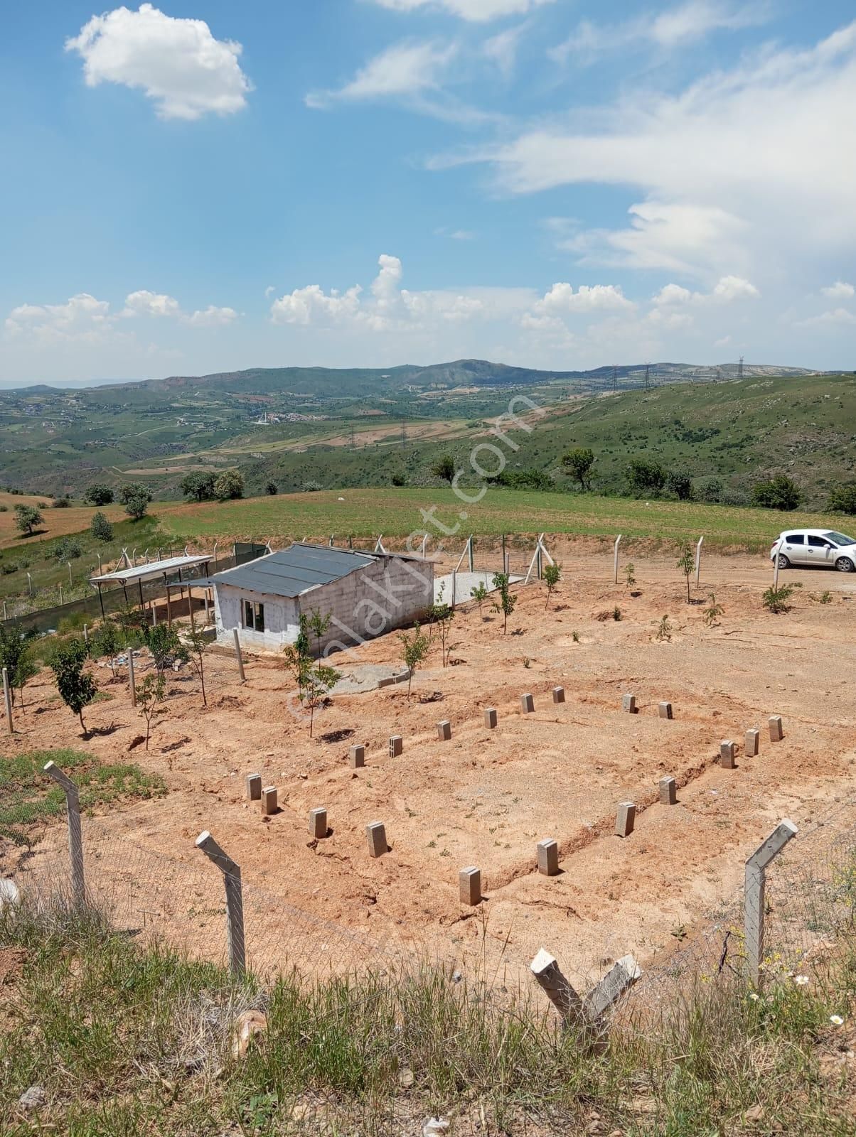 Keçiören Hisar Satılık Konut İmarlı EV ve Araç Takasına Açık. Villa imarlı .üzerinde 1+1 bağ evi bulunan arsa. açıklamayı oku