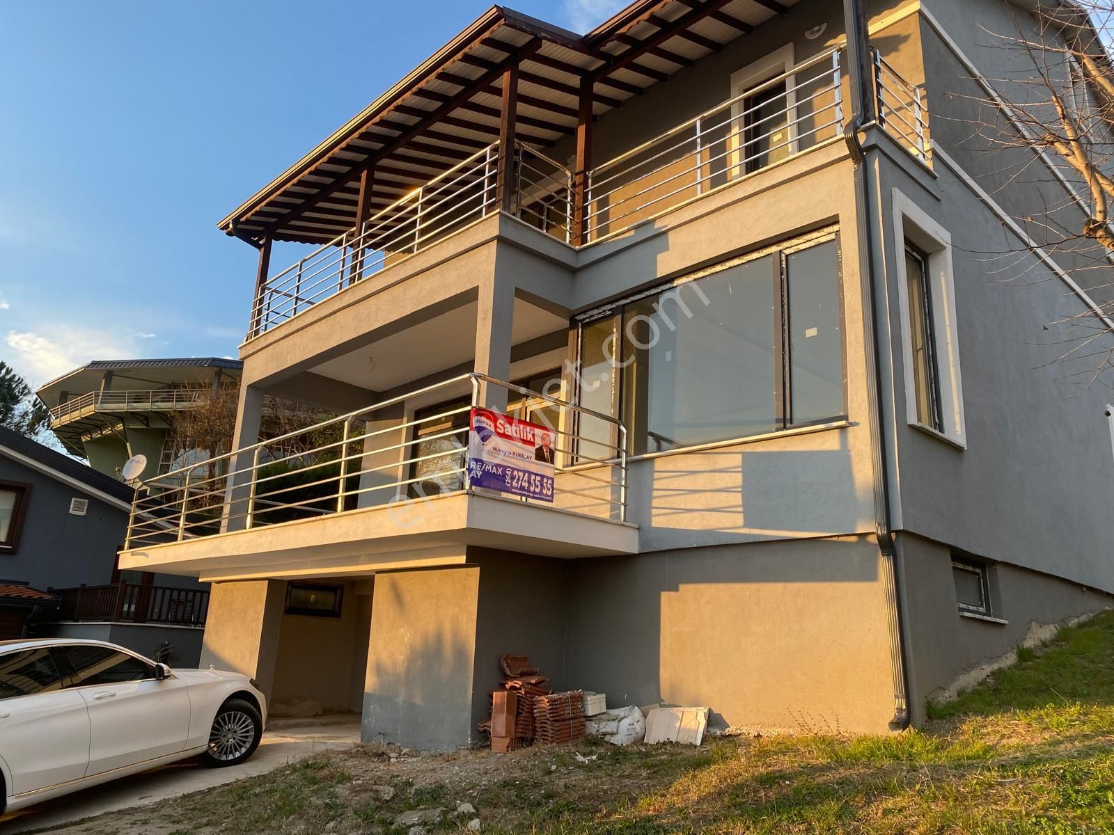 Remax Ay Hüseyin Kubilaydan Satılık Sapanca Göl Manzaralı Villa