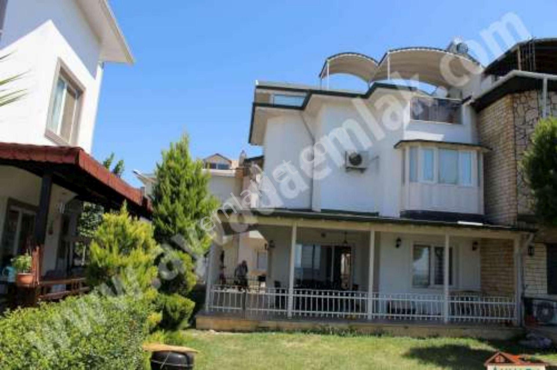 Ayvalık Küçükköy Satılık Villa  AYVADA DAN SARIMSAKLI'DA YÜZME HAVUZLU SİTEDE DENİZE SIFIR TRİPLEKS VİLLA