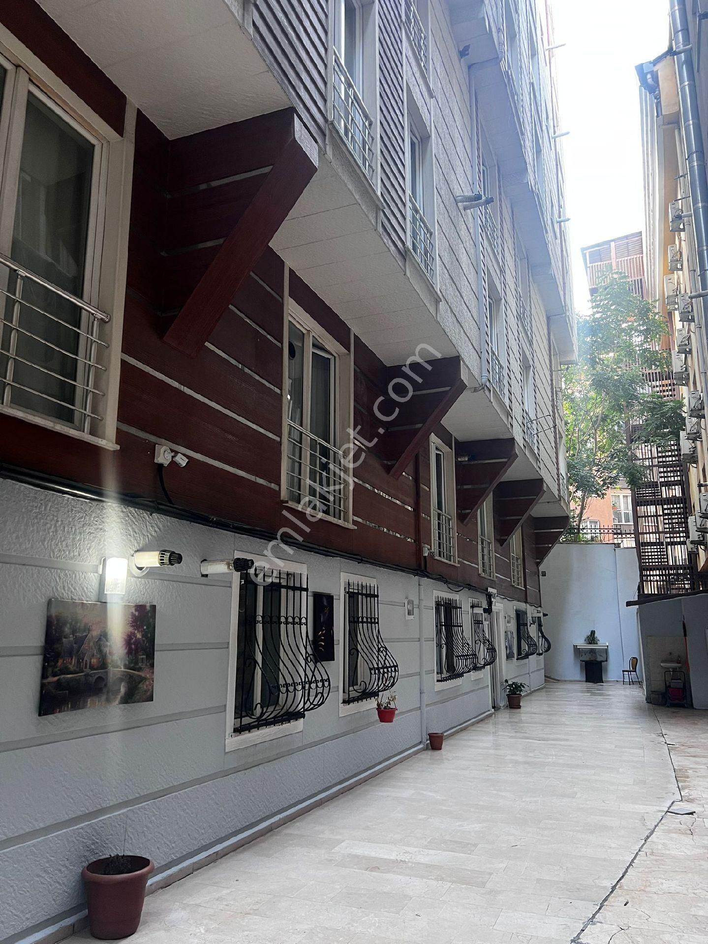 Şişli Gülbahar Satılık Daire CADDE ÜZERİ SİTE İÇİ 70M2