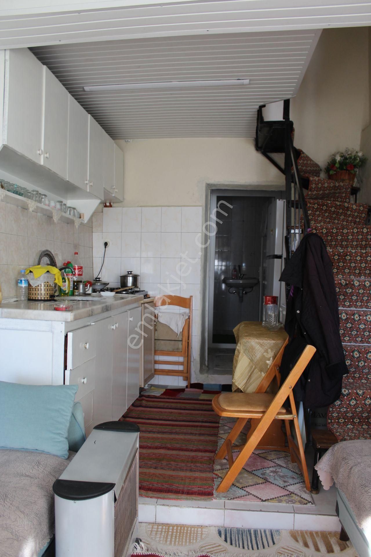 Ayvada Dan Ayvalık Fethiye Mahallesin'de 2 Katlı Taş Rum Evi Avlulu - Görsel 4