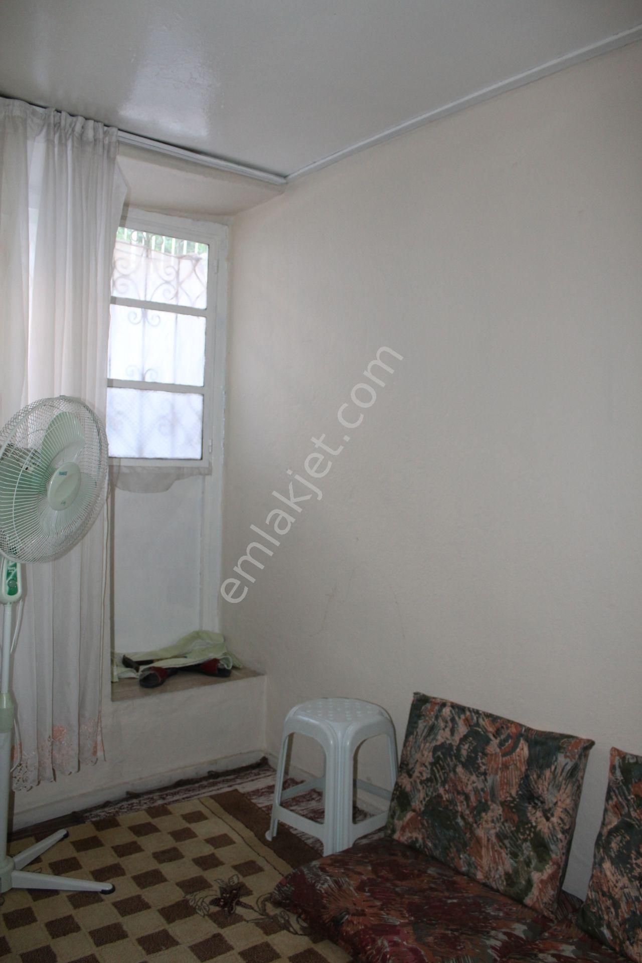 Ayvada Dan Ayvalık Fethiye Mahallesin'de 2 Katlı Taş Rum Evi Avlulu - Görsel 13