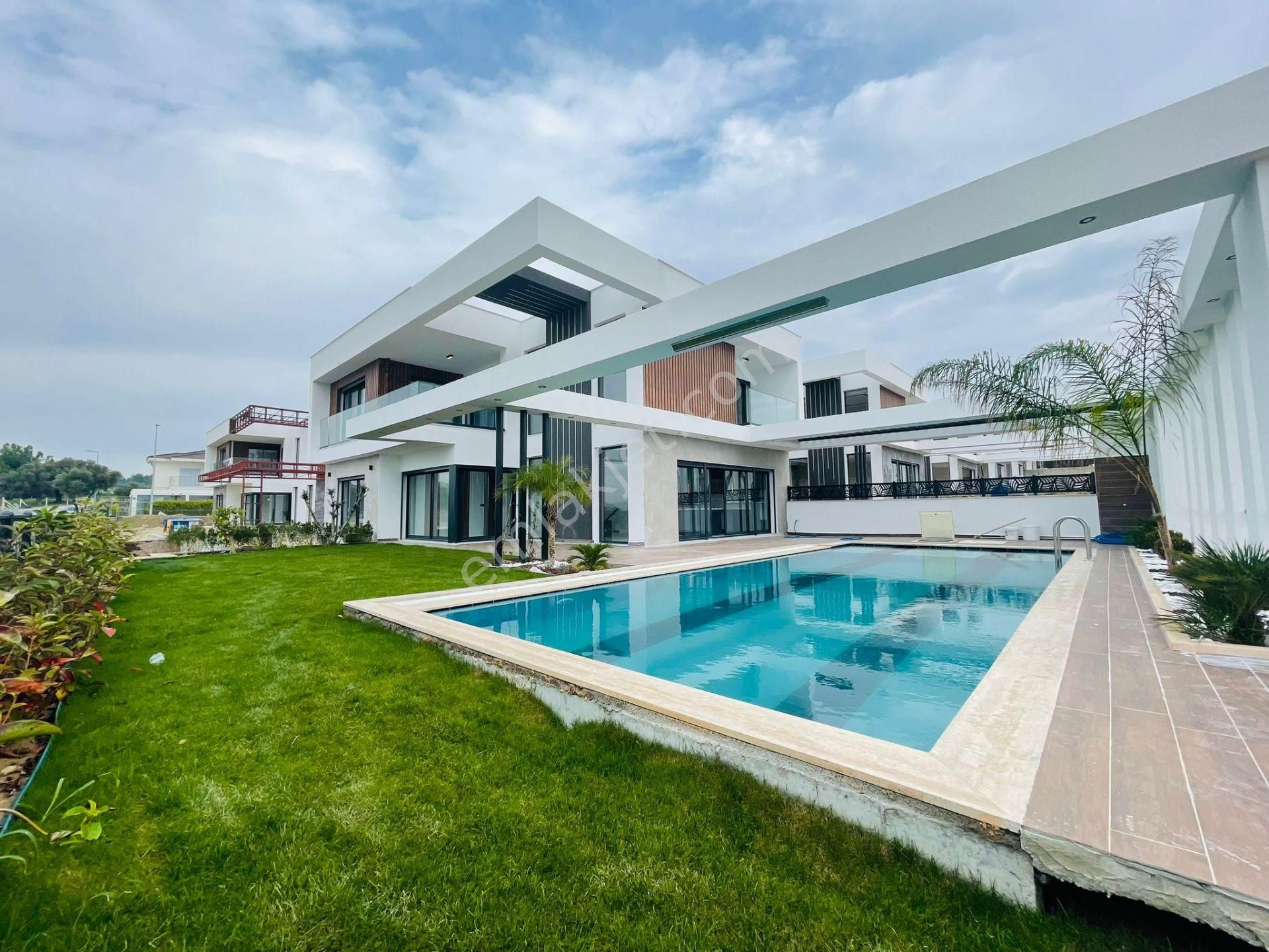 Kuşadası Soğucak Satılık Villa  FULL MANZARA-GUVENLIK-ÖZEL HAVUZ/OTOPARK-GENİŞ BAHÇE-VRF-MODERN-TAMAMI MÜSTAKIL VİLLA