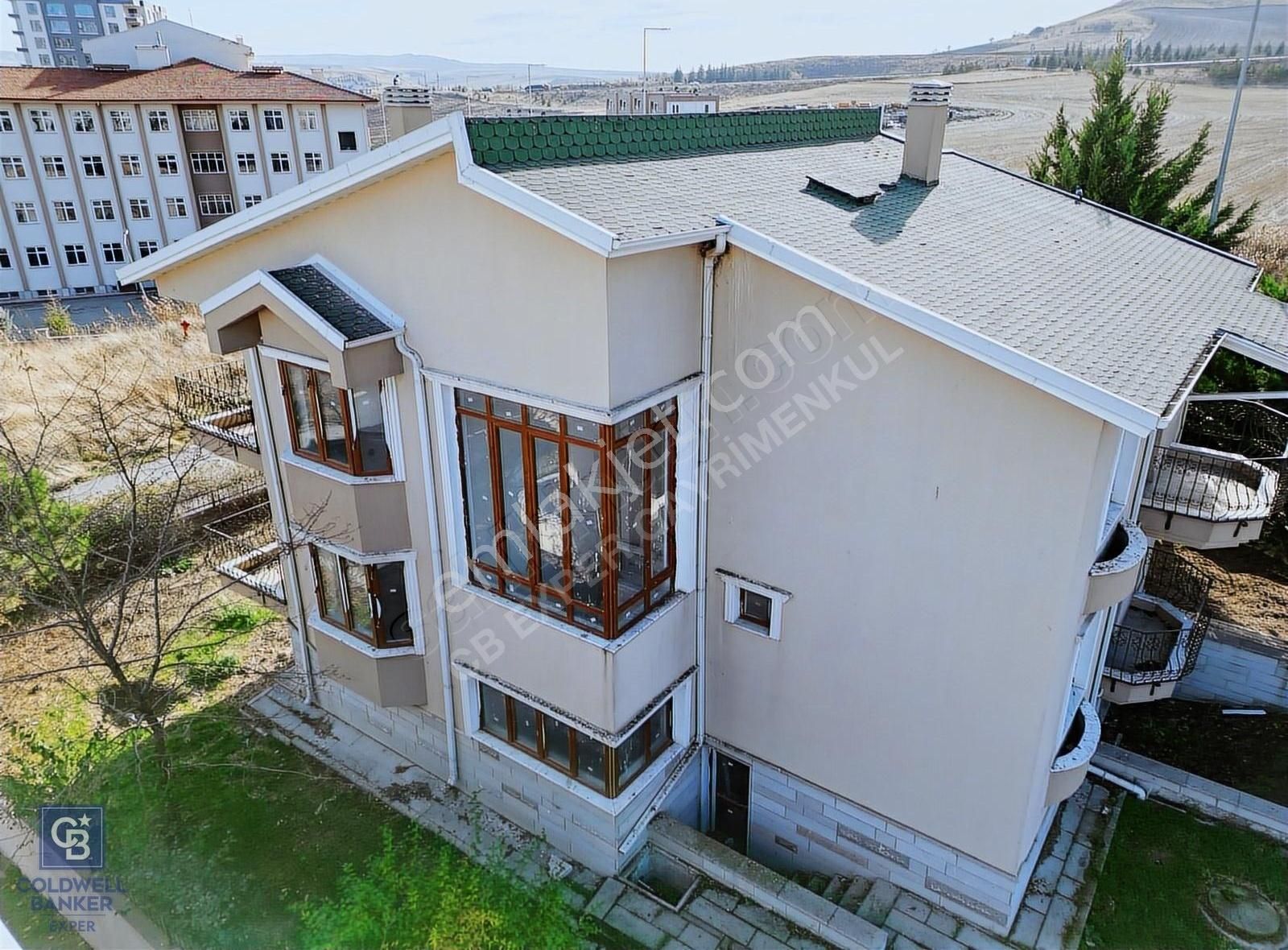 Çankaya Alacaatlı Satılık Villa YAŞAMKENT NAKKAŞ EVLER SİTESİNDE KÖŞE KONUMLU NATAMAM VİLLA