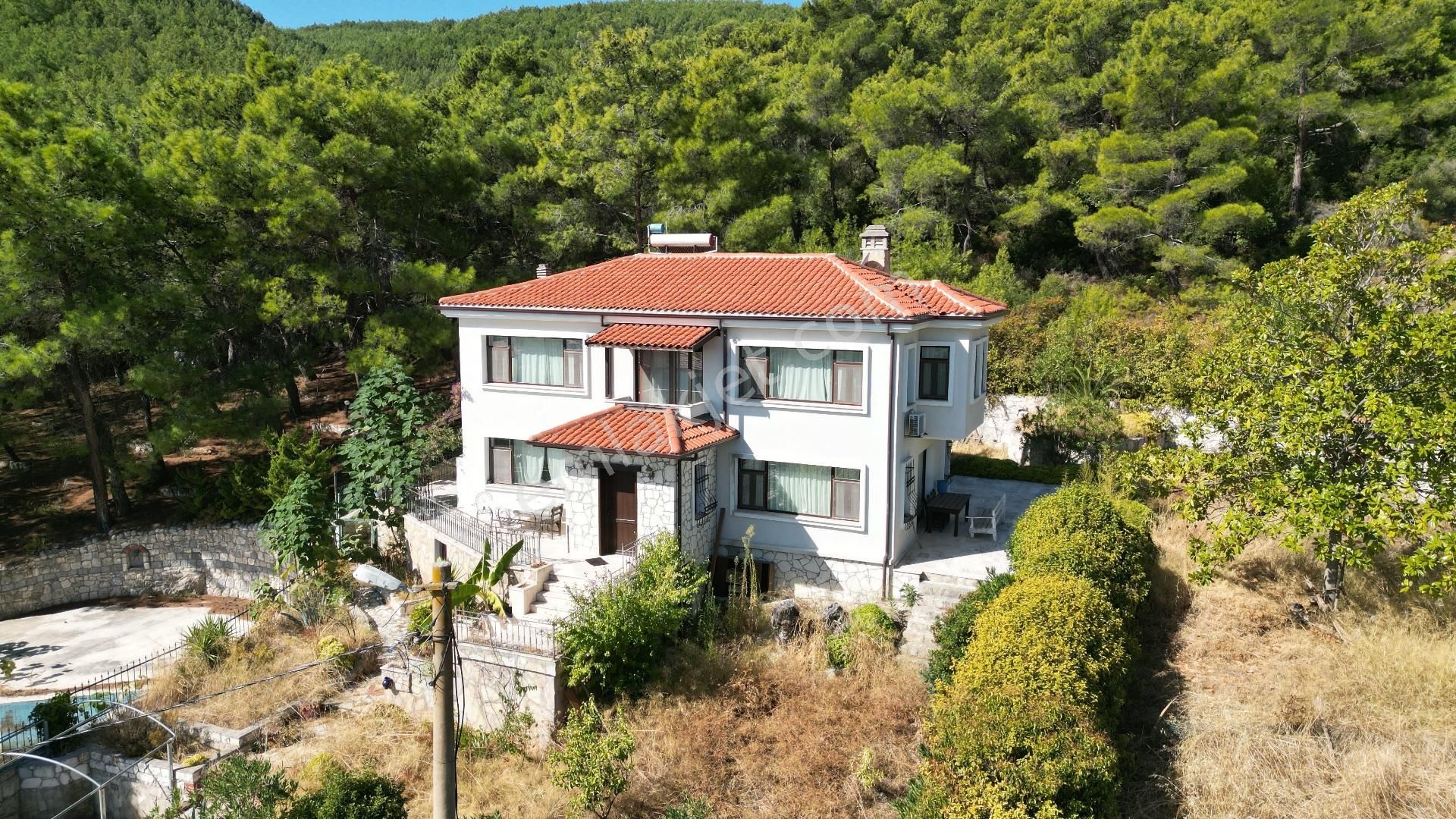 Urla Güvendik Satılık Villa  URLA GÜVENDİK MAHALLESİ EŞSİZ DENİZ MANZARASINA SAHİP 4+1 VİLLA