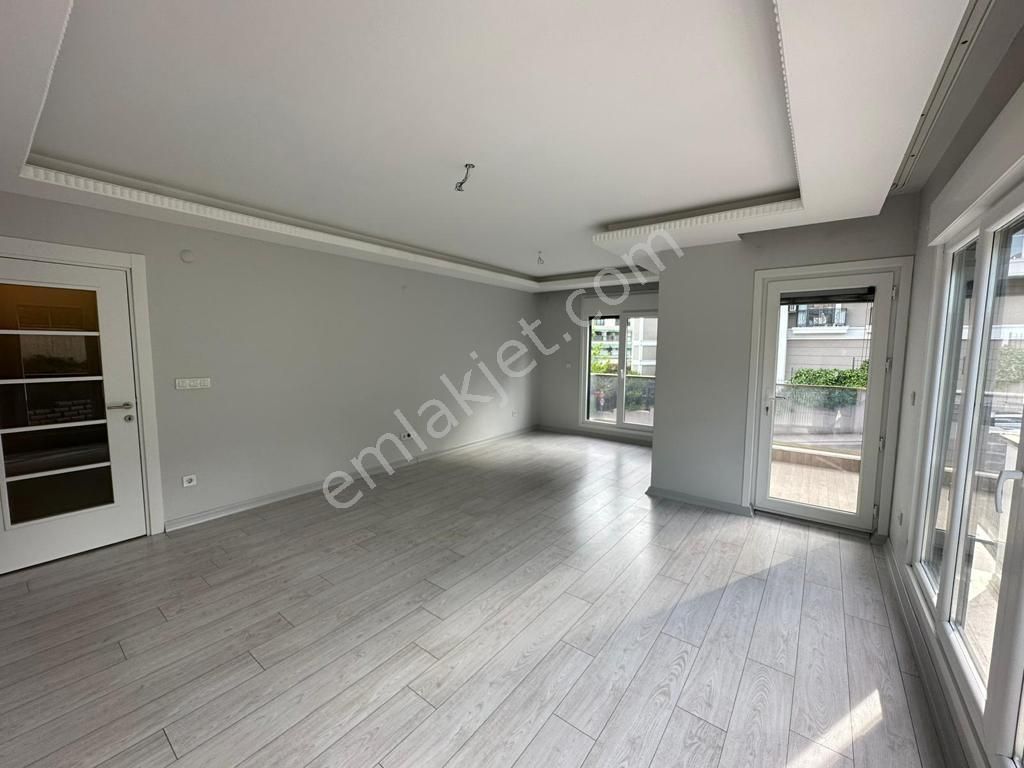 Üsküdar Çengelköy Satılık Daire  ÇENGELKÖYDE NAZENİN KONAKLARINA KOMŞU OTOPARK 2+1 EBEVEYN BANYO ÇİFT BALKON