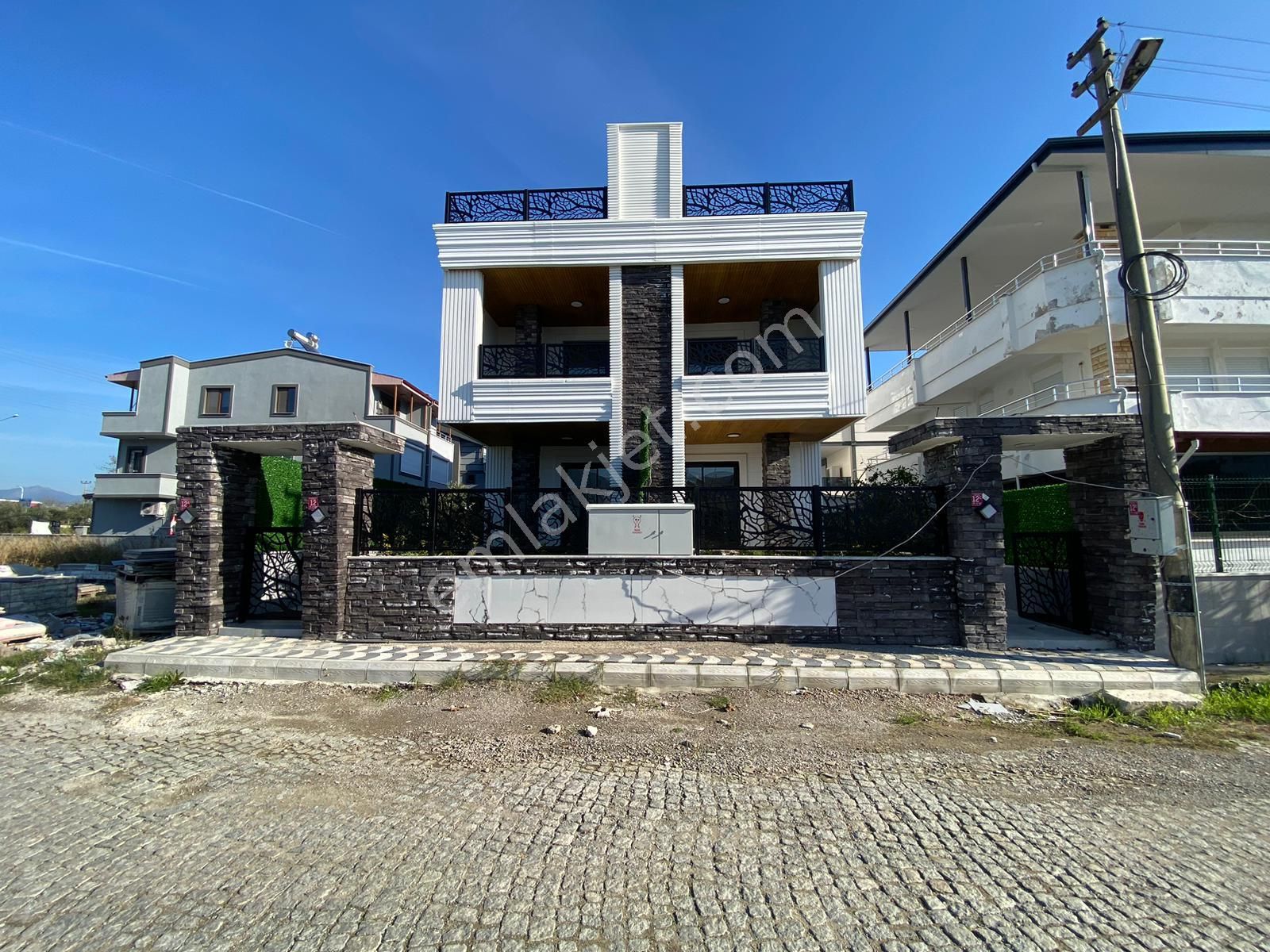 Edremit Güre Cumhuriyet Satılık Villa  POYRAZ GAYRİMENKUL'den AKÇAY YENMAHALLE'de DENİZ'e ÇOK YAKIN SIFIR LÜKS VİLLA 