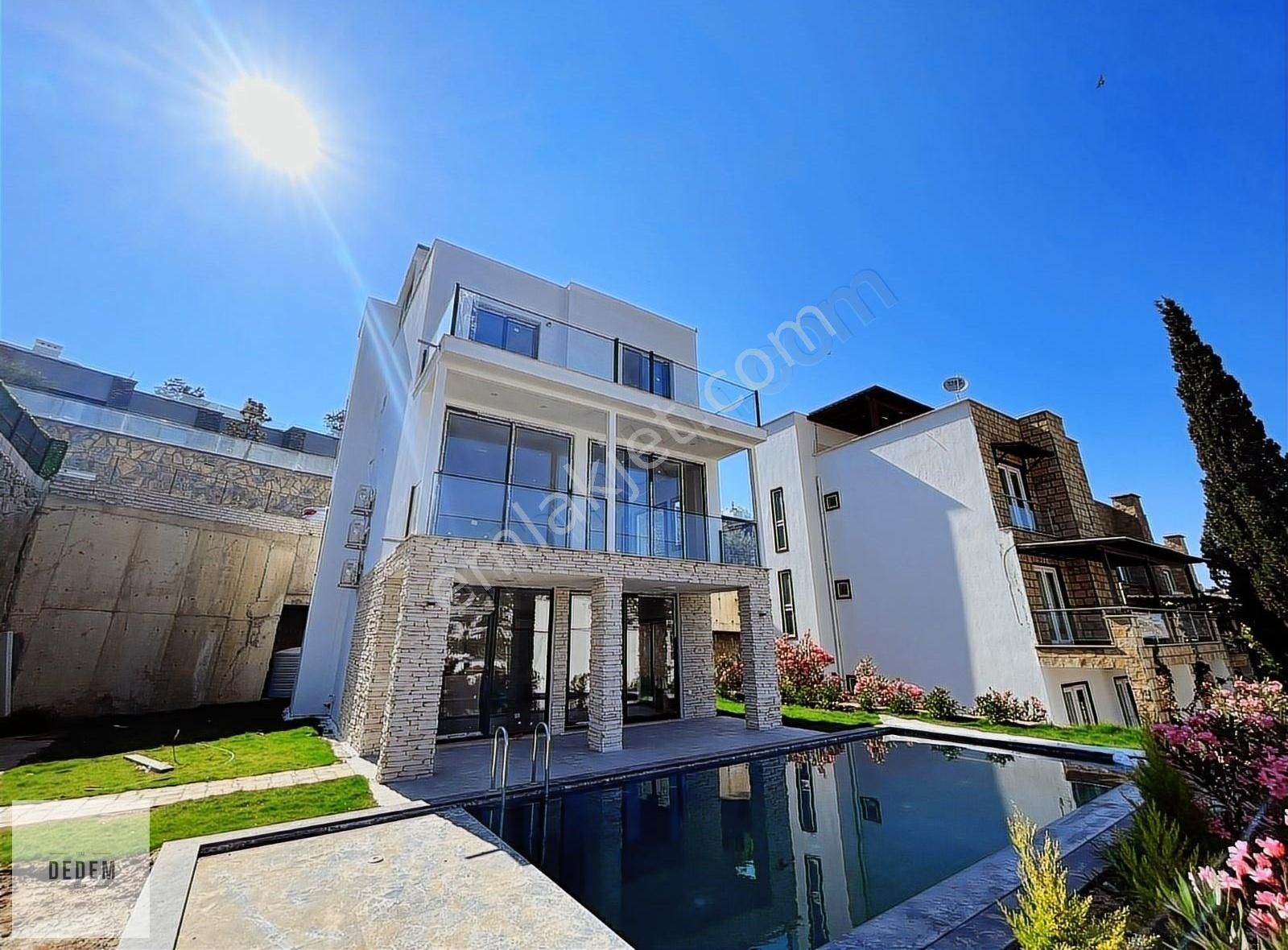 Bodrum Küçükbük Satılık Villa Gündoğan Küçükbükte Deniz Manzaralı ve Denize Yakın HAVUZLUVİLLA