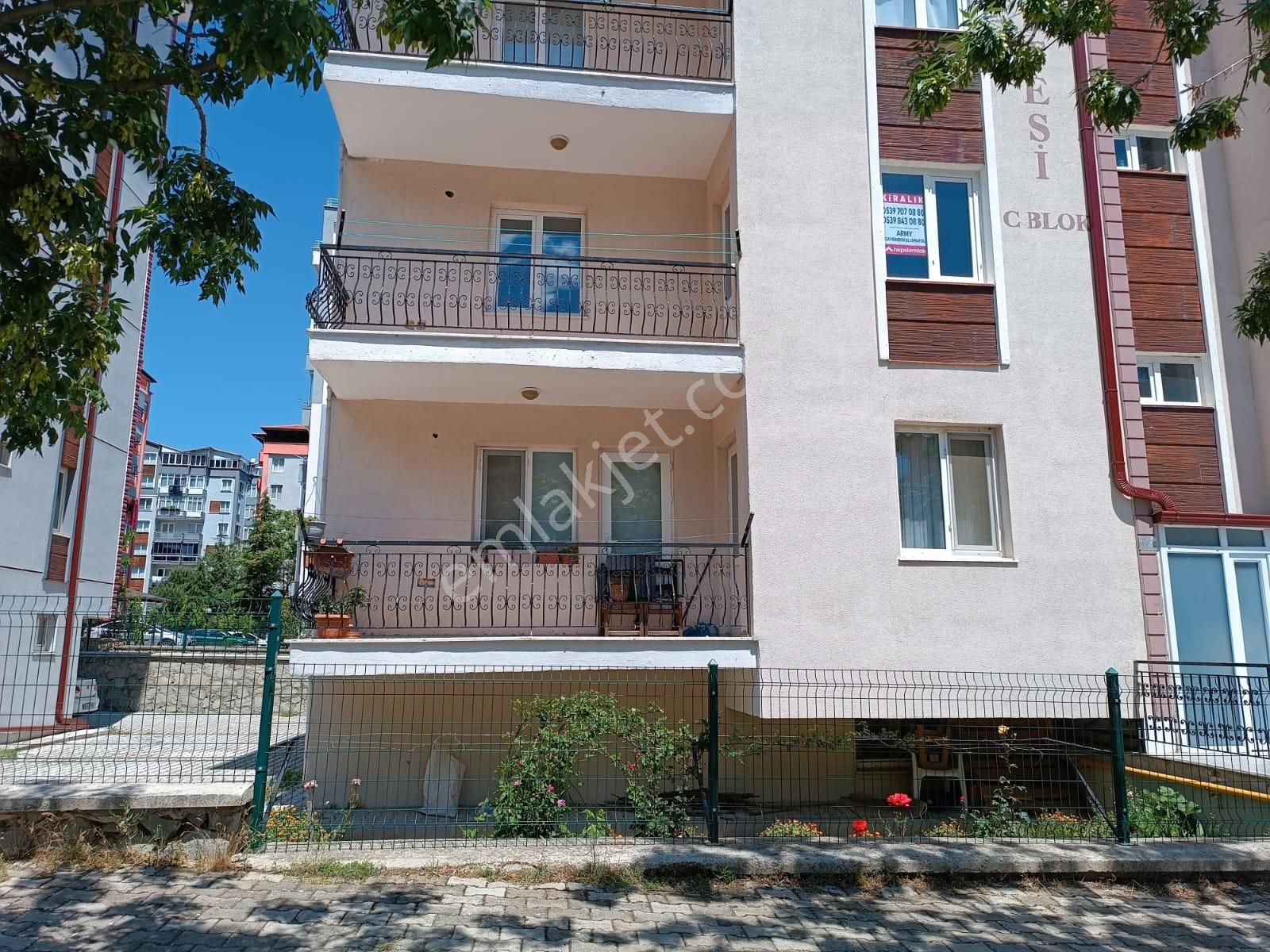 Ayazmana mahallesi̇nde si̇te i̇çeri̇si̇nde ki̇ralik dai̇re