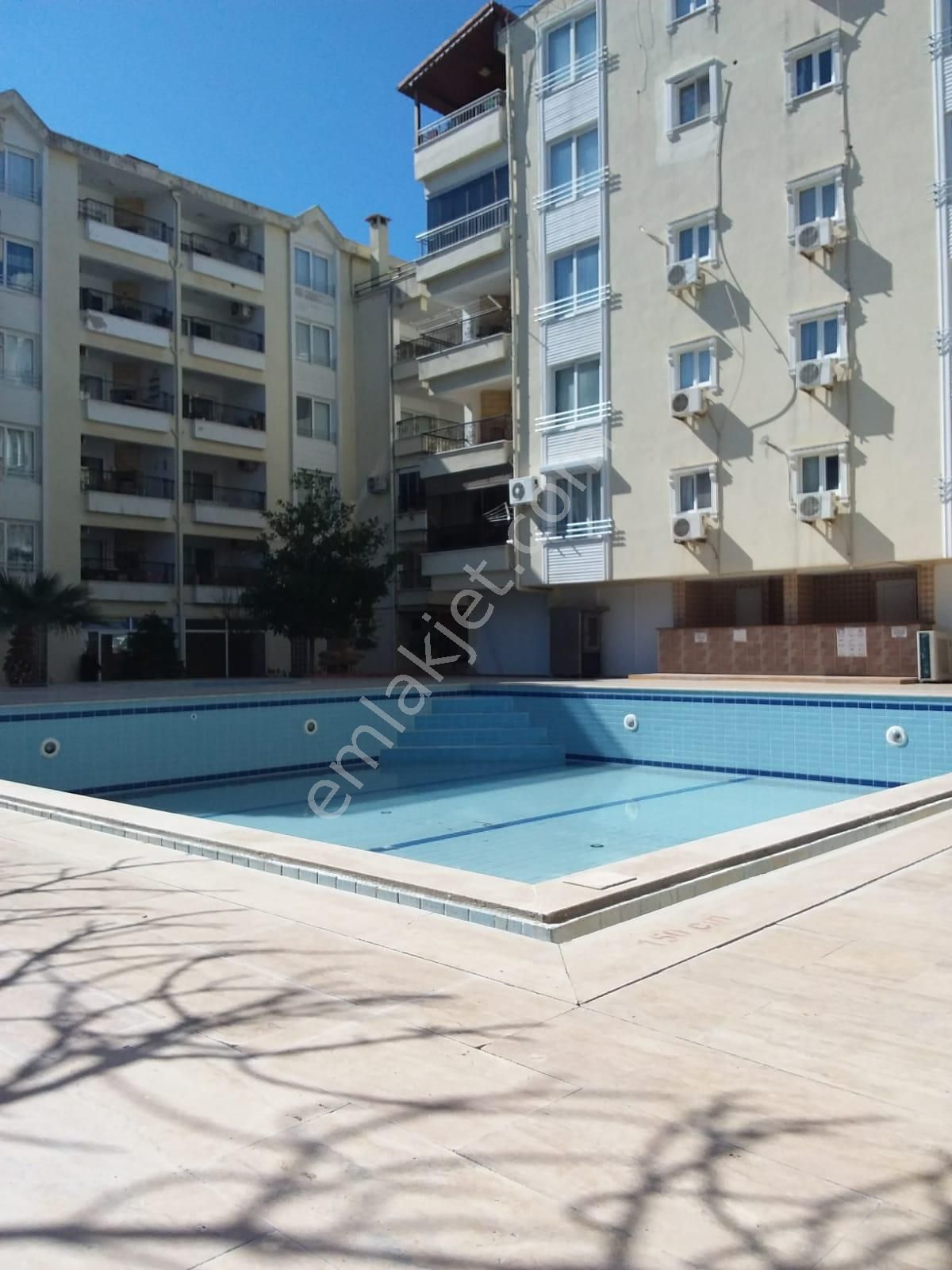 Didim Efeler Satılık Daire  DİDİM EFELER MAHALLESİ  HAVUZLU SİTEDE  SATILIK  2+1  EŞYALI ARA KAT  ASANSÖRLÜ DAİRE