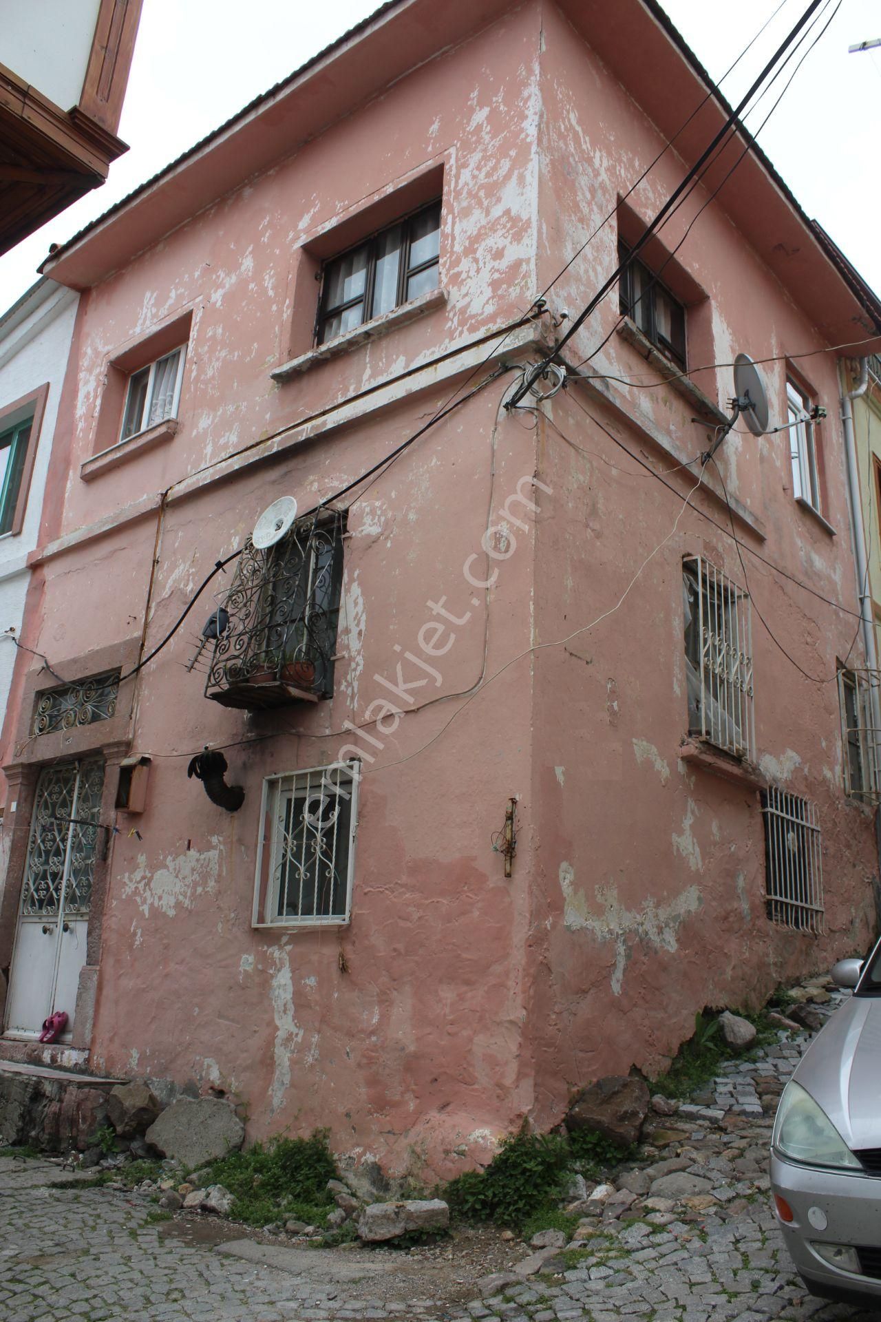 Ayvalık Fethiye Satılık Müstakil Ev Ayvada'dan Ayvalık Merkez'de 3 Katlı Taş Rum Evi