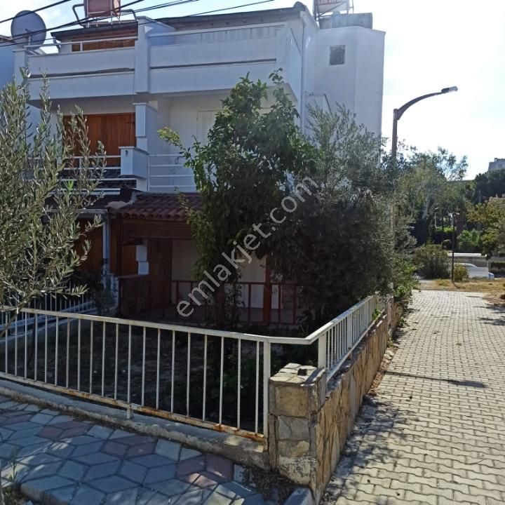 Kuşadası Yavansu Satılık Villa  KÖŞE KONUMDA BAHÇELİ MÜSTAKİL 4+1 TRİPLEKS