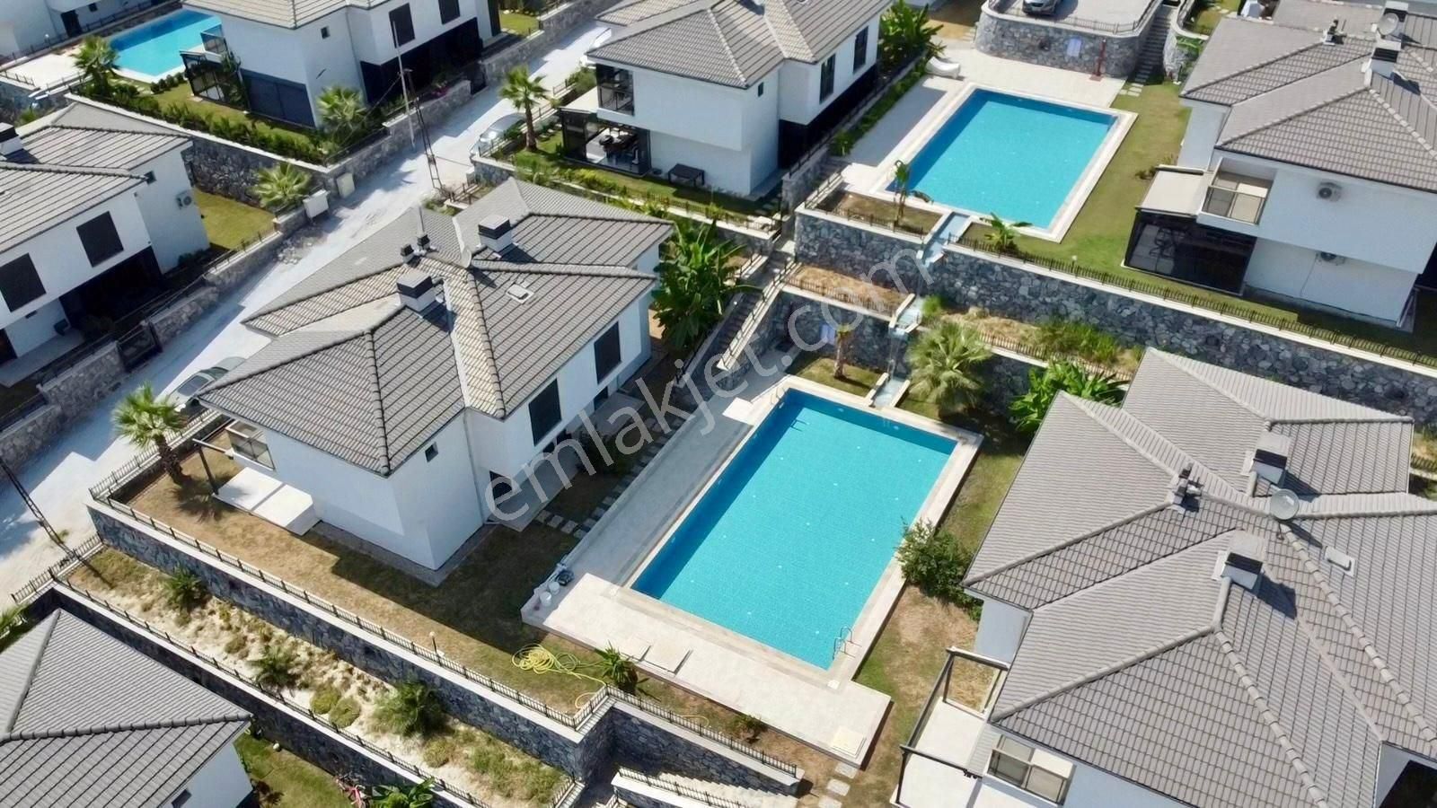Soğucak'ta Havuzlu Sitede Satılık 3+1 Deniz Manzaralı Villalar
