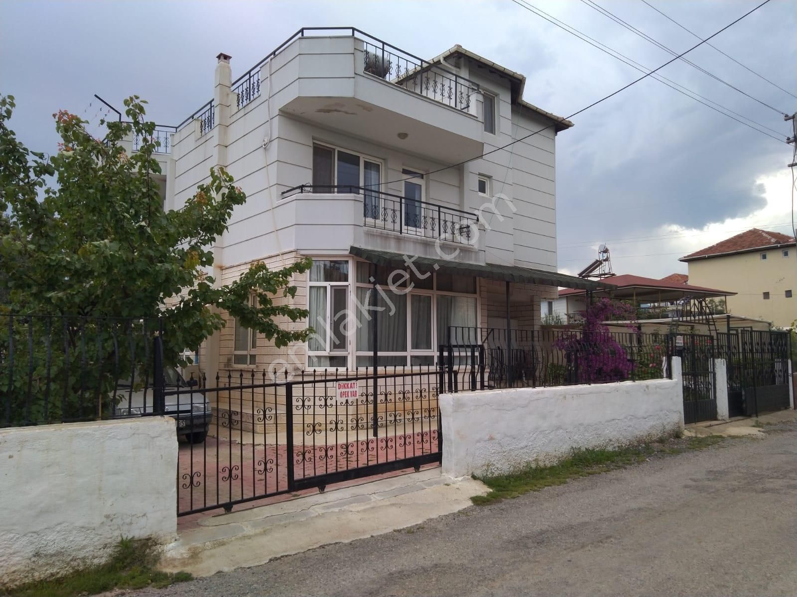 Döşemealtı Yalınlı Satılık Villa SAHİBİNDEN SÜPER KONUMDA BAHÇELİ GENİŞ TRİPLEKS VİLLA