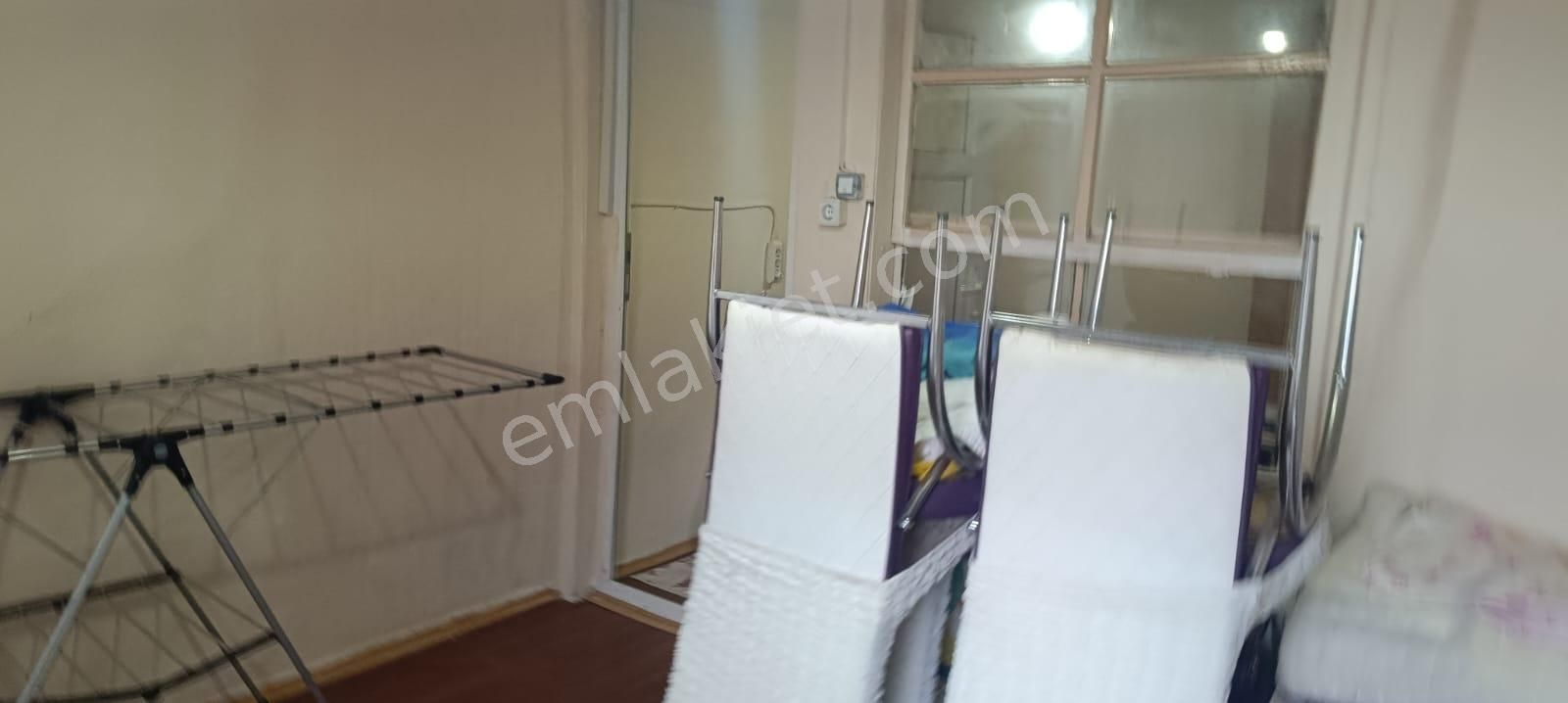 Konak Namık Kemal Mahallesi Dubleks 1+1 Sadece Emekli Erkeğe Uygun Eşyalı Kiralık Ev